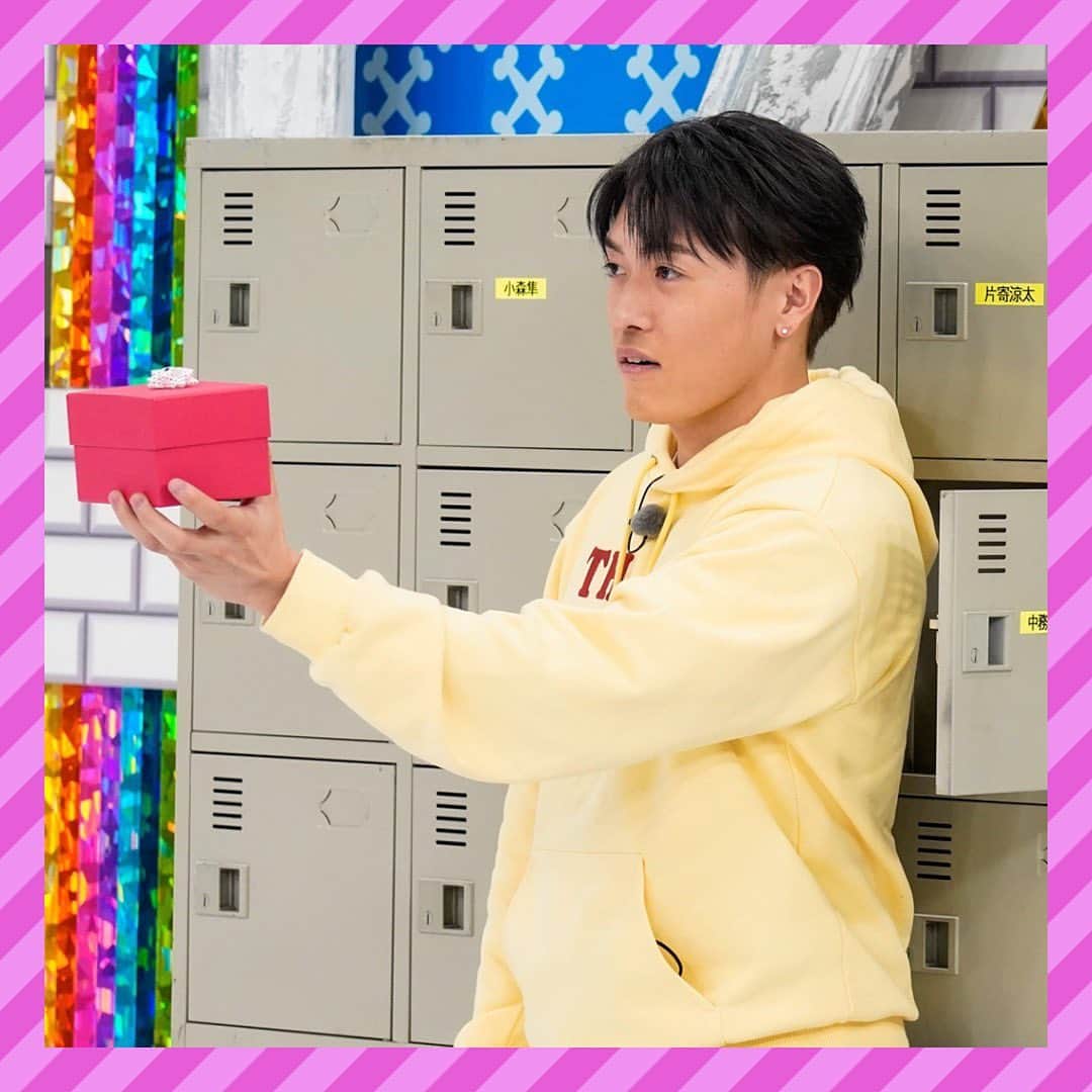 GENERATIONS高校TVのインスタグラム：「／ロッカーにチョコ入ってた😍❤️＼  公式Twitter @gene_kou で検索🔍 ----------------------------------- #gene高 #ジェネ高 #generations高校tv #gene #generations #ジェネ #ジェネレーションズ #generationsfromexiletribe #ldh #白濱亜嵐 #片寄涼太 #数原龍友 #小森隼 #佐野玲於 #関口メンディー #中務裕太 #ジェネ犬 #バレンタイン #valentine #チョコ #chocolate」