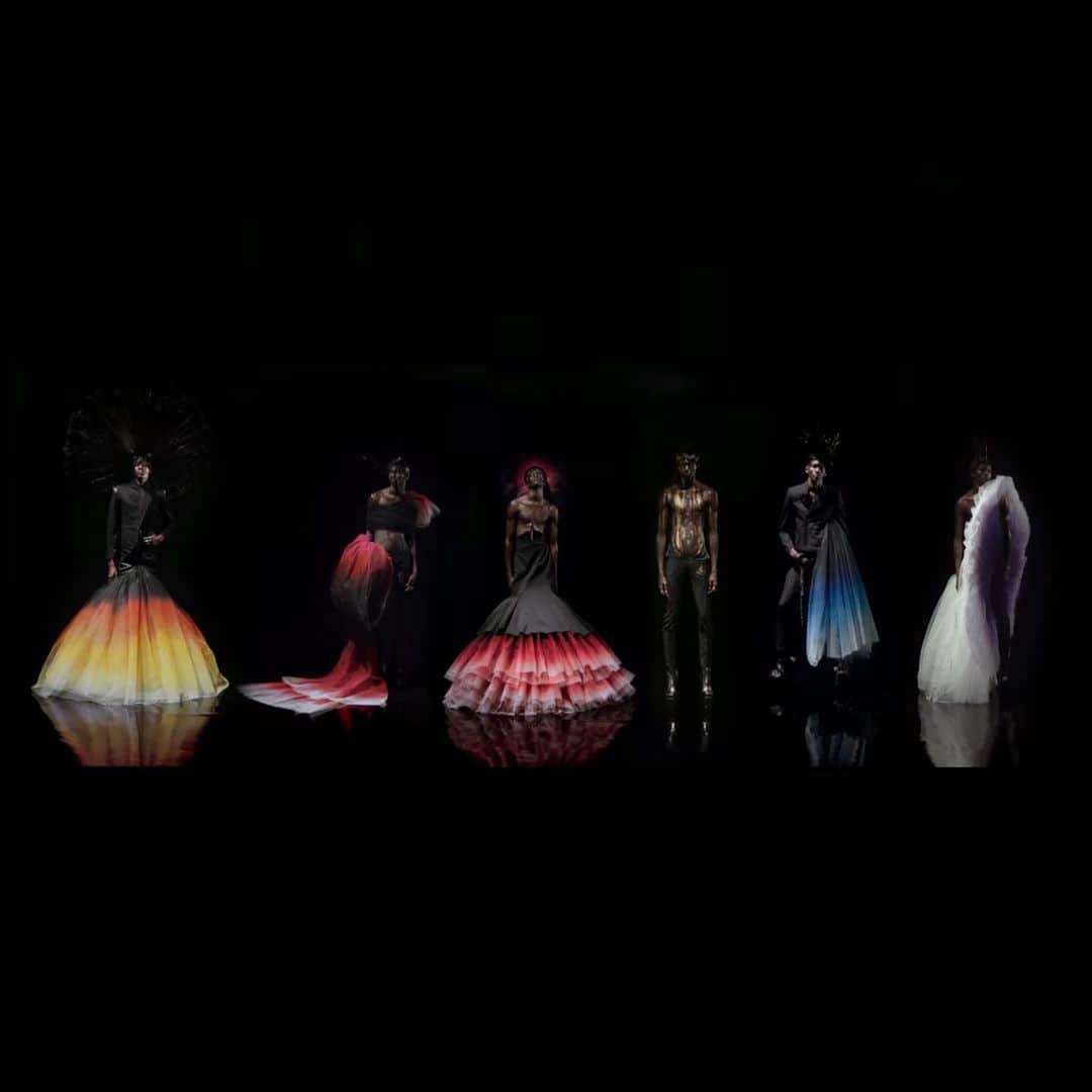 アンナ・デッロ・ルッソのインスタグラム：「@harris_reed 🔥🔥🔥amazing debut demi-couture gender-fluid collection at London Fashion Week: for now,unexplained 👏👏👏」