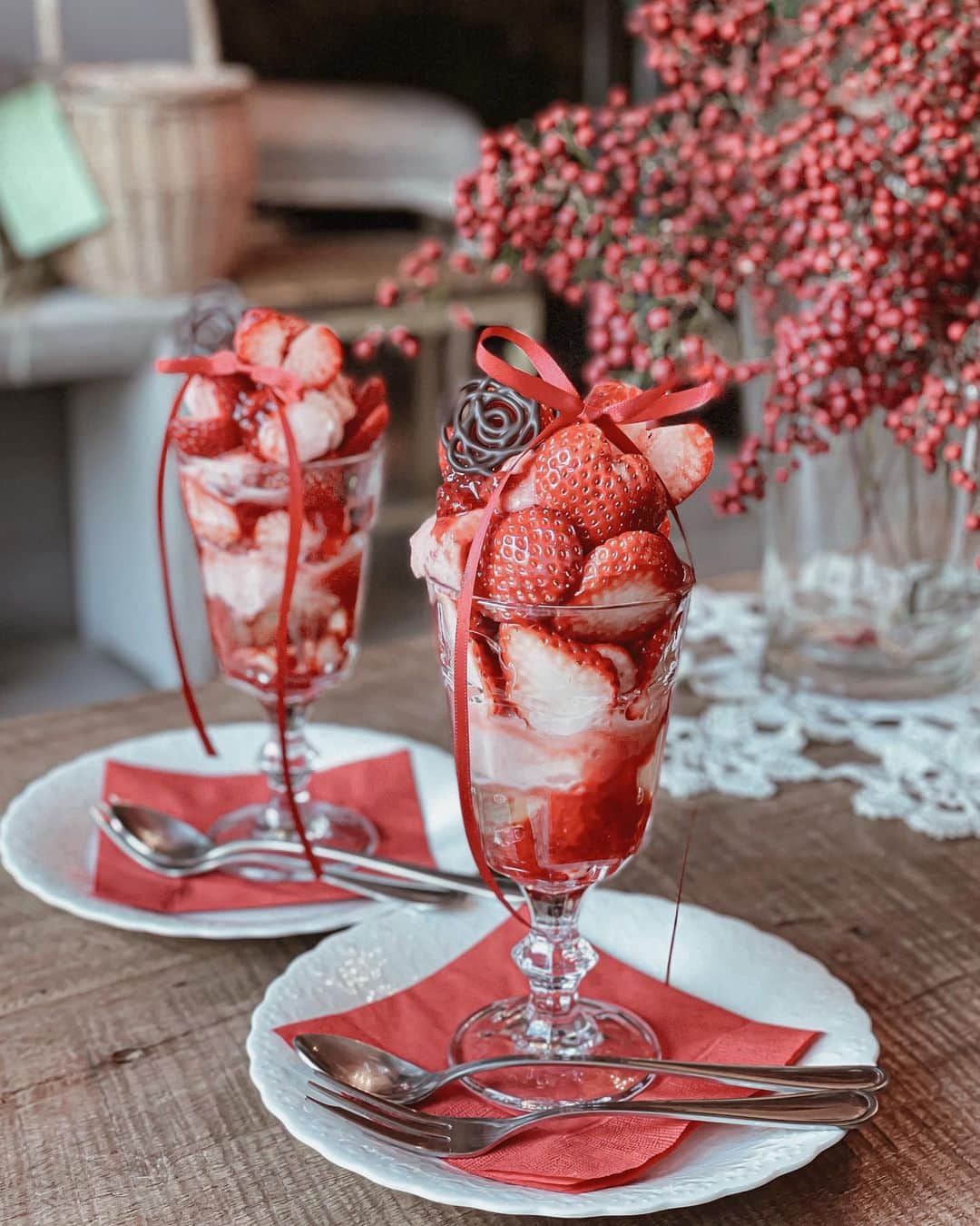 のインスタグラム：「𝑚𝑖𝑠𝑠  𝑒𝑣𝑎𝑛𝑠﻿ ﻿ あまおうのパルフェ🍓ˎˊ˗  ソースたっぷりの真っ赤なパルフェ﻿ ソースも全部お手製なんだそう﻿ ﻿ 店内はマダムのセンスで溢れんばかり💭﻿ 近所はスルーしがちなので𓄹𓄹𓄹﻿ またゆっくりお邪魔したいと思います₊⁺﻿ —————————————————————﻿ 私の写真の編集については﻿ フォトレッスンでレクチャーをしています﻿ 見てくださる方にプラスになる投稿をしていきます﻿ 是非いいね♡フォロー♡﻿ よろしくお願いいたします𓅟﻿ —————————————————————﻿ #missevans#sweets#osaka#パフェ#デザート#いちごマニア#いちごスイーツ#大阪ランチ#大阪カフェ#大阪スイーツ#大阪パフェ#大阪グルメ#文の里#文の里カフェ#阿倍野カフェ#阿倍野区#阿倍野グルメ#美味しい#インフルエンサー#大阪ケーキ#ストロベリーパフェ#いちごパフェ#あまおう#ミスエヴァンス﻿」