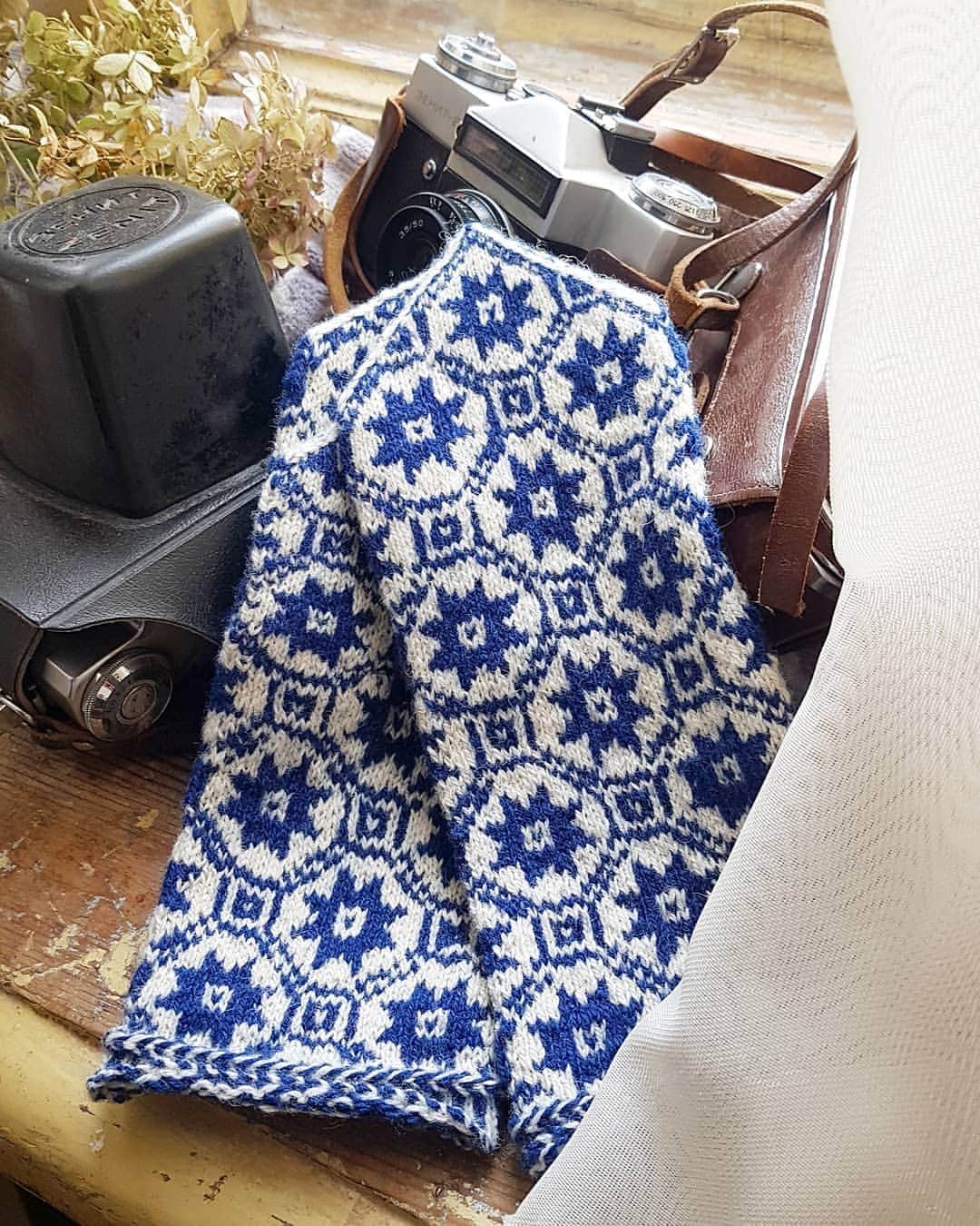 ティネスのインスタグラム：「We want to keep and preserve Latvian mittens like old family photos 🙏📸 Traditional design gloves are important part of Latvian folklore and culture. For Latvians, mittens are much more than a way to warm your hands. Every  ethnographic Latvian mitten tells a story, marks an anniversary and represents a specific  region in Latvia (Vidzeme, Zemgale, Latgale and Kurzeme).  It's important that knitting skills are alive also nowadays and that new generation appreciate Latvian mittens 💙    Order lovingly hand- knitted Latvian mittens online: WWW.TINES.LV WORLDWIDE SHIPPING」