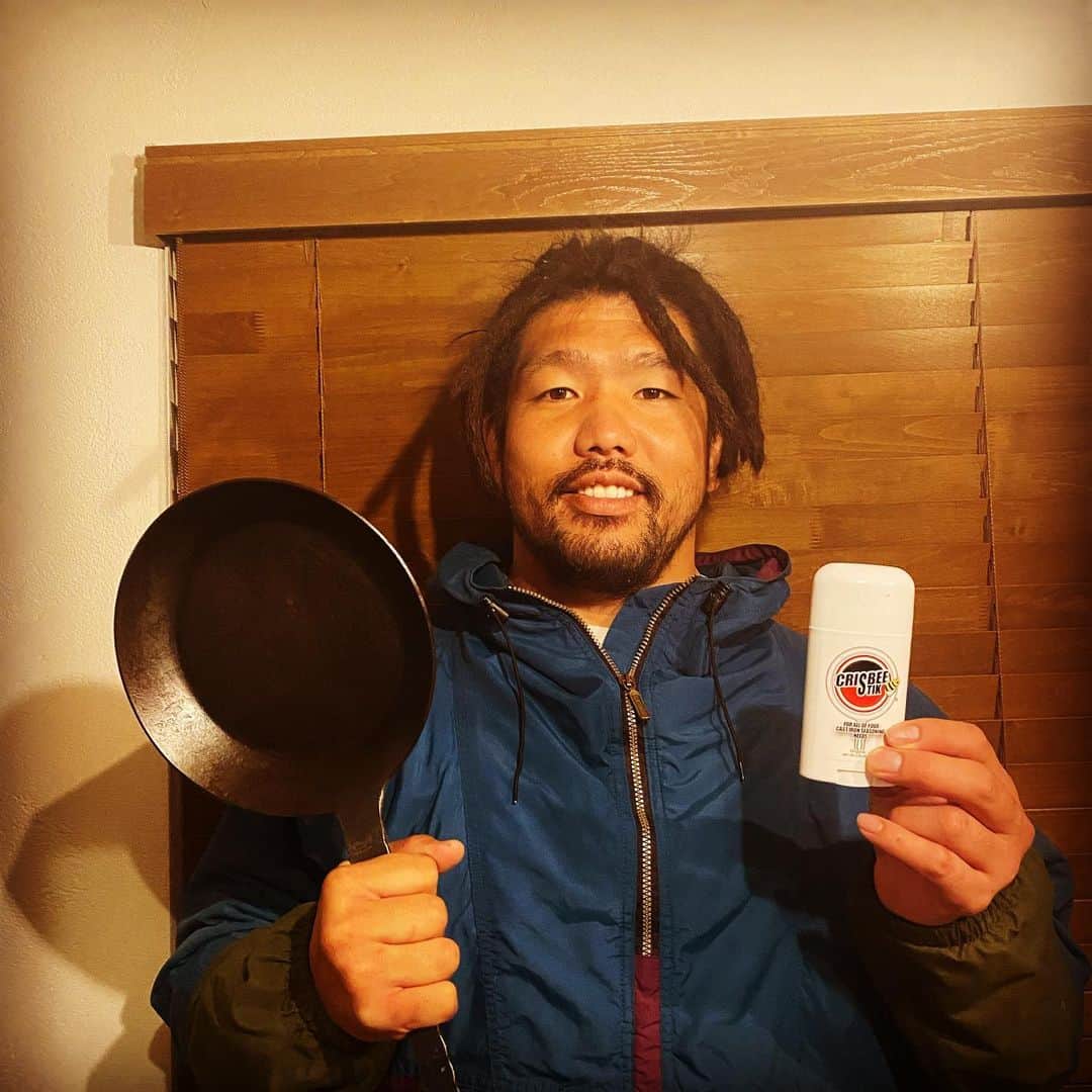 堀江翔太のインスタグラム：「ご存知かと思いますが、最近アウトドアにハマってましてー、キャンプや焚き火色々してるんですが、ちょこっと料理とゆうか、ただ焼くだけなんやけど、鉄フライパンなど使う事が多くなってメンテナンスとか、大変で。 まーそれも楽しいんやけどねー。 そんな時に　@shimoncamp のインスタみて、これは楽そう！て思ってAmazonで即購入！ CRISBEEてゆう、鉄フライパンを焦げ付きの悩みから解放する酸敗しないシーズニングオイル。 ただ塗るだけで、オッケー。 しかも Crisbeeは、食品グレードの遺伝子組み換えでない大豆油、蜜蝋、遺伝子組み換えでないパーム油でできており、安心して使えるみたい！ クーポンコードも教えてもらったから、よかったらAmazonで買ってみてー  鉄フライパンを焦げ付きの悩みから解放する酸敗しないシーズニングオイルです。 #シーズニング  #スキレット #ダッチオーブン 200円引きクーポン：ZLCSB000 https://www.amazon.co.jp/gp/product/B08DV1VD8Y @crisbeejapan」
