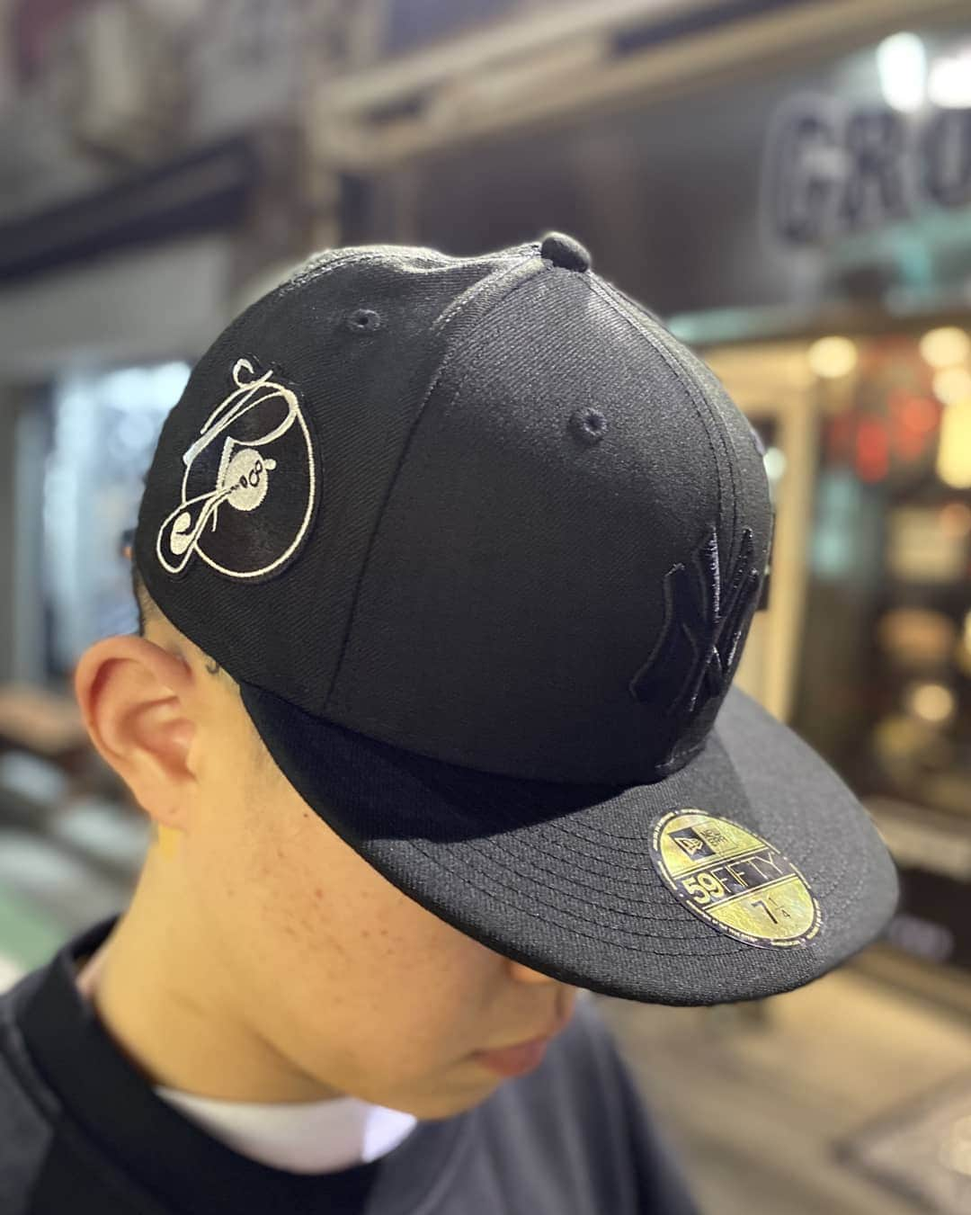 GROW AROUNDさんのインスタグラム写真 - (GROW AROUNDInstagram)「#growaroundnewarrivals NEW ERA FITTED ROC A FELLA RECORDS🙌 SIDE PATCHにROC A FELLAが付いたYANKEES入荷中です🙌 JAY-Z DAMON DASH率いるROC A FELLA RECORDSと言えば、Memphis Bleek,Beanie Sigel,Freeway,Just Blaze,KanyeWest,M.O.P, Cam'Ron,Juelz Santanaなど2000s HIPHOPを代表するレーベルですね🙌 NYC買い付けアイテムになります💁‍♂️」2月18日 18時52分 - growaround