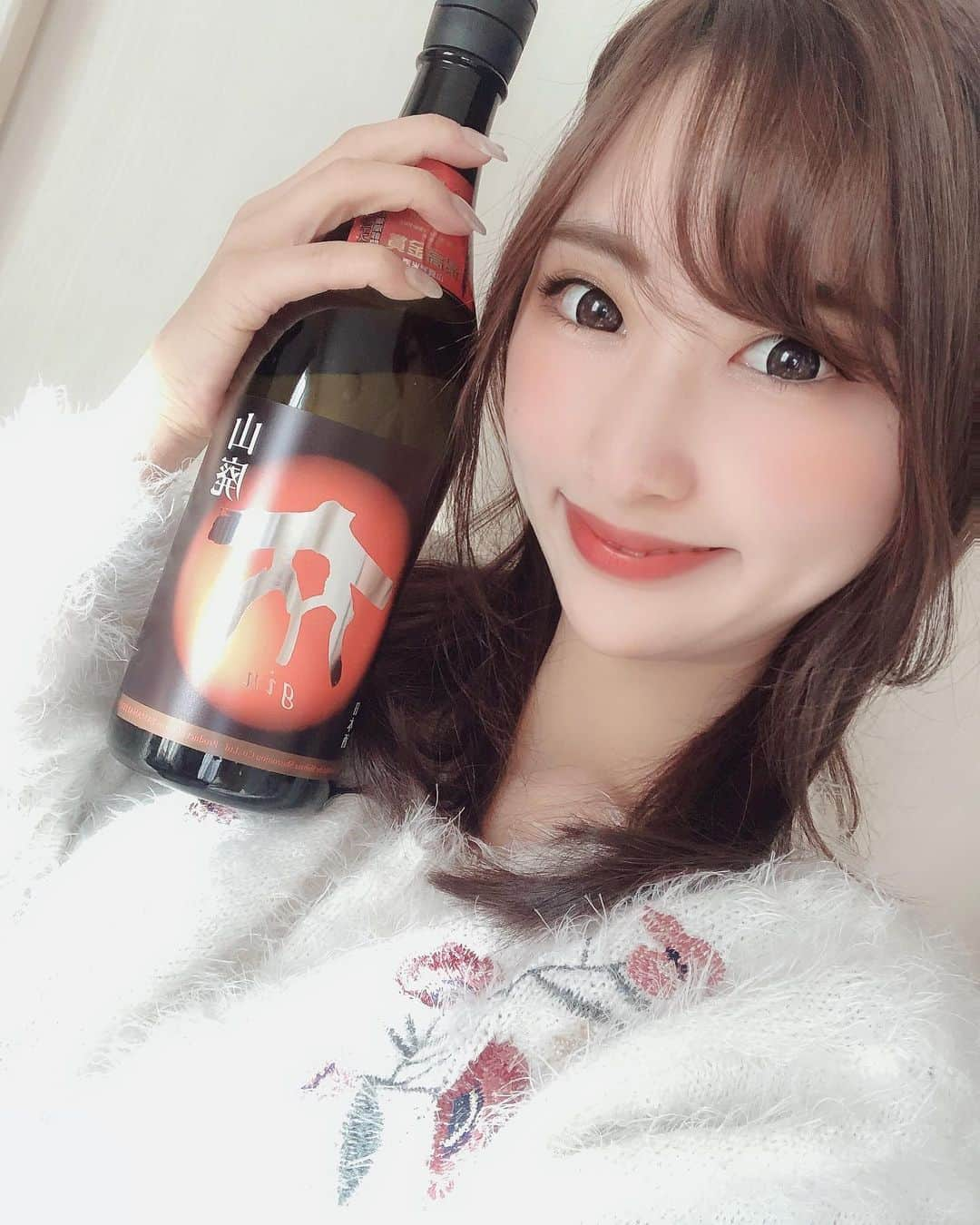 KAGAWACHIHOさんのインスタグラム写真 - (KAGAWACHIHOInstagram)「燗酒でぽっかぽか🍶♨️♡  立春が過ぎ暖かい日差しの日も多くなりましたが まだまだ朝晩冷えますね〜雪も降りました☃️❄️♡  そんな夜に温かいお酒なんていかがですか💕？ お鍋なんかと一緒だとぽかぽか体も心も温まります🎶  今回は愛知県岡崎市にある柴田酒造場 さんの 「众（ぎん）#山廃純米原酒」というお酒をご紹介🍶✨  #全国熱燗コンテスト 2020のプレミアム燗酒部門で 最高金賞を受賞されている山廃純米原酒です👏😳  宅配お寿司🍣の濃厚なウニの味と 众の柔らかくそして強いうまみがお口の中で広がり 幸せで贅沢なおうち時間でございました....🤤💕  「众（ぎん）」という字には、一つ屋根の下に人々が集まり、力を合わせて、世界に誇れる酒造りに打ち込んでいこうという、私たちの想いが込められています。 (柴田酒造場公式HPより：  https://www.shibatabrewery.com/sake/idea/)  という柴田酒造場さまの想い、伝わります❗️ さむ〜い冬❄️に宅配寿司と燗酒で 一つ屋根の下に集い家族団欒🏠をする、 そんな#おうちじかん にぴったりの一本でした🥰  ❁.｡.:*:.｡.✽.｡.:*:.｡.❁.｡.:*:.｡.✽.｡.:*:❁.｡.:*:.｡.✽.｡.:*:.｡.❁  ～ちさん流・燗🍶のつけかた～ ①徳利にお酒を入れ口にラップをします ②お鍋に水を入れ沸騰させ、沸騰したら火を止める🔥 差し水をして80度くらいのお湯にするといいという説も！ ③お鍋に徳利を入れ2～3分温める🍶 ④徳利を出し、底を触って熱っとなったら完成！(笑) 温度計でちゃんとはかるとわかりやすいですね💭 うちの温度計は壊れてしまったので 感覚ではかりました..新しいの欲しい...🥺💦  電子レンジでチンでも簡単に燗酒にできるので みなさまもぜひ燗酒を召し上がってください！💕  ❁.｡.:*:.｡.✽.｡.:*:.｡.❁.｡.:*:.｡.✽.｡.:*:❁.｡.:*:.｡.✽.｡.:*:.｡.❁  #利き酒#日本酒#清酒#ポン酒タグラム#ポン酒#日本酒女子#日本酒好きな人と繋がりたい#ミス日本酒#ミス日本酒愛知#ミスSAKE#ミスSAKE愛知#柴田酒造場#愛知の酒蔵#燗酒 #japanesegirl#saketasting#japaneseculture#japan #misssake#misssakeaich#sake#japanese#japan#kangsake#japanesefood#sushi#japanfood#sakestagram」2月18日 18時51分 - chisan_golf_official