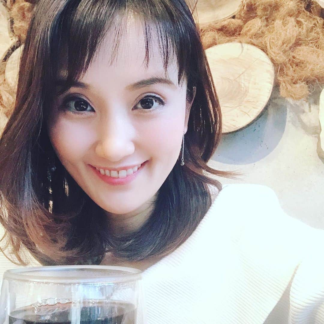 南城ひかりさんのインスタグラム写真 - (南城ひかりInstagram)「過去や余計なものを手放して♡ これからの未来のために 「今、楽しいことをする‼︎」  １：過去に対する執着   過去の失敗や苦い経験を手放したいのに、 大事に持っている・・・   そして   ２：未来に対する不安です。   今、起きていない未来の心配を （今）大事に考えてしまう。   もう、これは本当に不必要です。    まだやってきていない未来だからこそ 楽しい未来を迎えるために  今、楽しいことを選択したり、 心地よいことを最優先すること以外 大事なことはありません。  今の思考（エネルギー）が 未来を作り出してるんです。   また、今は、 過去の集大成でもあります。   だからこそ、 今、しかなくて、 今、以外大事なことはない。   だから、 本当にしたいことを最優先するのみです  そんな楽しい未来を迎えるために、 春服をラインナップ♡  自分に着せてあげる服を明確にすることで、 どんな生活を送るのかが はっきりイメージ（目標設定）されます♫ #ブログ更新しました   #春服　#イメージ　#心地よい　 ＝＝＝＝＝＝＝＝＝＝＝＝＝＝＝＝＝＝＝＝ ◇ブログ「本当のあなたを目醒めさせよう♪」 http://ameblo.jp/beauty-life-salon-mignon/  ◇お仕事のご依頼/お問い合わせ https://ssl.form-mailer.jp/fms/b8824119555045  ＝＝＝＝＝＝＝＝＝＝＝＝＝＝＝＝＝＝＝＝ #ありのまま　#愛　#素晴らしい　#最高 #創造主　#本当のあなた　#目醒める　 #瞑想　#浄化　#昇華　#新月 #マインドフルネス　#女神さま #人生は変わる #幸せになる　#夢は叶う　#happy #幸福　#元タカラジェヌ　#宝塚歌劇団　#自分の活かし方　#輝かせ方」2月18日 18時43分 - hikariminashiro