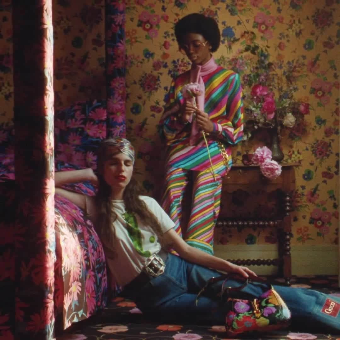 のインスタグラム：「Introducing #GucciKenScott. Known as the ‘fashion gardener’ for his oversized botanical prints in clashing colors, Ken Scott was an American designer residing in Milan in the 60s and 70s. To emphasize #GucciEpilogue’s retro, eclectic spirit, @alessandro_michele chose prints from @kenscott.archives—a brand of Mantero—and applied them to ready-to-wear and accessories appearing in a special campaign shot by @mark_peckmezian and set in a decorated room filled with different patterns and floral arrangements. Creative direction by #AlessandroMichele and art direction by @christophersimmonds. A selection of accessories is available exclusively online. Discover the #GucciKenScott collection through link in bio. #AlessandroMichele」