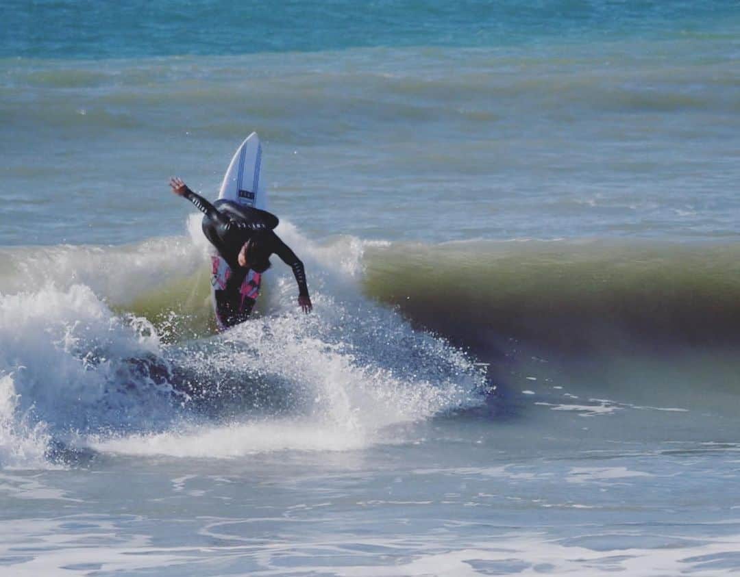 金尾玲生さんのインスタグラム写真 - (金尾玲生Instagram)「.  🏄🏽‍♀️ 🏄🏽‍♂️ 🏄🏽  今日は茅ヶ崎で撮影！  意外と風くらってたけど意外と遊べました！  でもそろそろ最高な波に出会いたい…  📸by @surfers_channel   #surfing #shooting」2月18日 18時45分 - reokanao