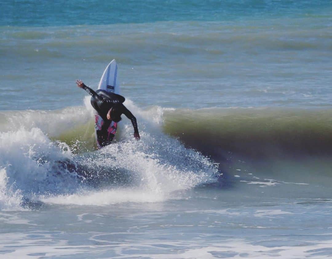 金尾玲生のインスタグラム：「.  🏄🏽‍♀️ 🏄🏽‍♂️ 🏄🏽  今日は茅ヶ崎で撮影！  意外と風くらってたけど意外と遊べました！  でもそろそろ最高な波に出会いたい…  📸by @surfers_channel   #surfing #shooting」