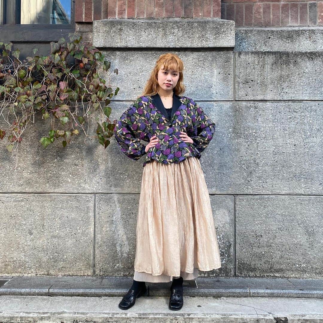 PUNK CAKEのインスタグラム：「•rose peplum blouse【SOLD】 •beige crinkle skirt  #punkcake  #vintage #vintageclothing  #80sfashion  #古着 #古着コーデ  #古着女子 #レディース古着　 #原宿 #harajuku  #harajukufashion  #原宿古着屋 #東京古着屋  #古着屋巡り #古着通販」