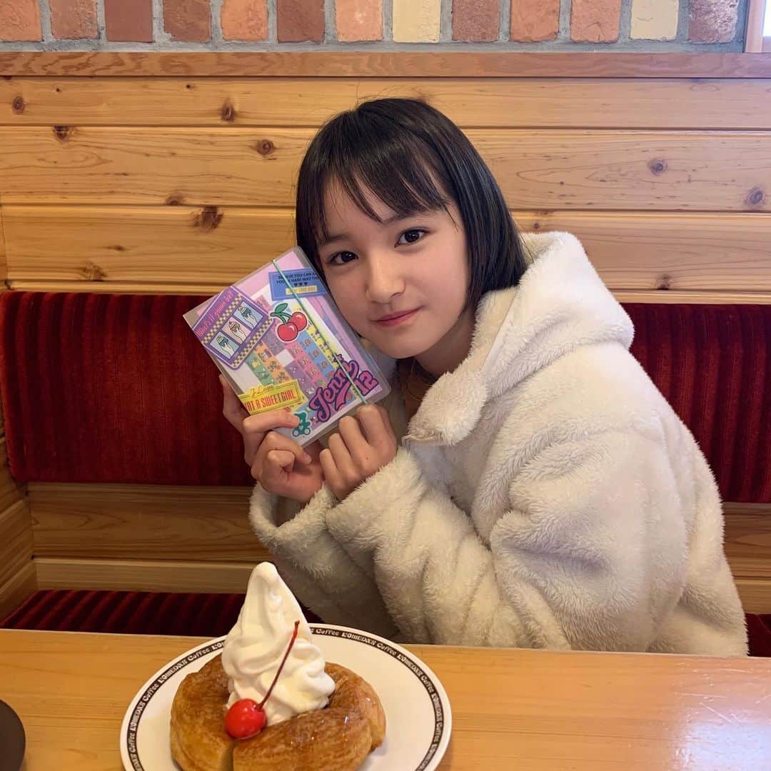 ニコ☆プチのインスタグラム：「リナのふろくの使い方💫 ペンやシールで自分なりにアレンジしてみてね🌝  リナです❗️ 寒いけどみんな元気❓ ニコ☆プチ２月号付録のジェニィラブのシステム手帳は使っているかな❓ わたしは習い事や予定を書いたり、付録のシールの他に100均のシールもはってアレンジして、お出かけの時も持ち歩いているよ☺️ みんなもアレンジしたりして使ってね〜💕  #ニコプチ #ニコプチふろく #プチモのふろくの使い方  #ニコプチふろくのある生活  #ジェニィラブ #jennilove #ふろく #川口莉奈」
