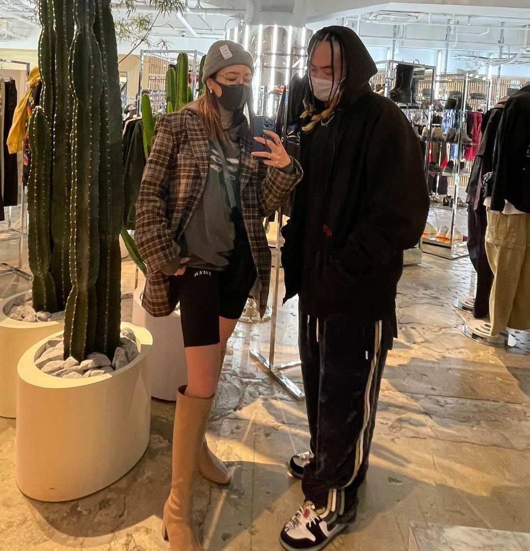 のインスタグラム：「太陽と花粉に騙されて薄着🤪 knit cap,hoodie,leggins pants: @nieeh_official @nieeh_style  . . . #nieeh」