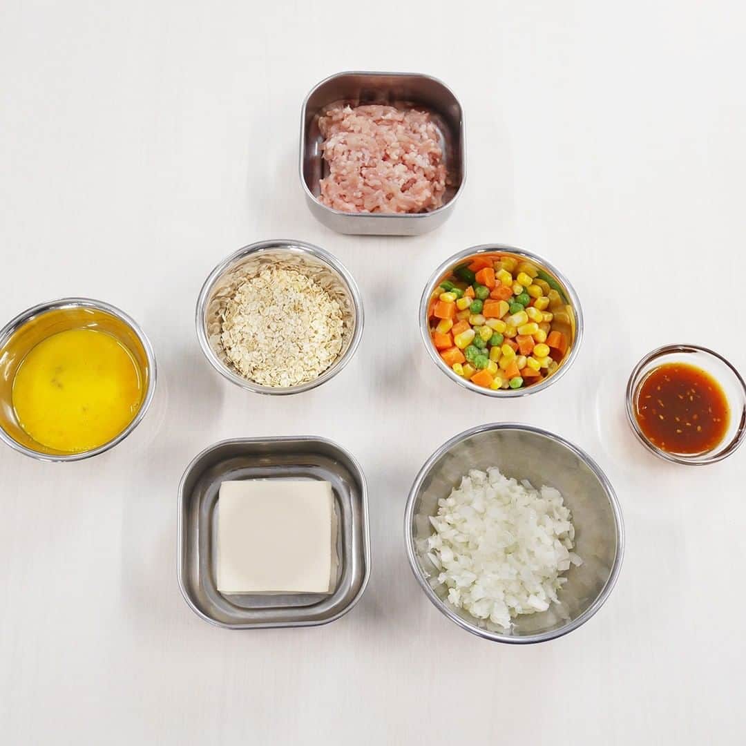 エバラ食品さんのインスタグラム写真 - (エバラ食品Instagram)「新感覚！オートミールを使ったハンバーグ . いま注目の食材オートミールに豆腐と鶏ひき肉、「 #黄金の味 」を混ぜて、あっさり味のハンバーグを作りました(*^_^*) . 食物繊維やたんぱく質・ミネラルを豊富にをバランスよく含んだオートミールは、腹持ちが良いのが特徴です。 . 加熱は電子レンジで行うので、とても簡単です＾＾お試しあれ♪ . ＜材料 2人分＞ 鶏挽き肉 100g 木綿豆腐 1/2丁(約150g) オートミール 30g たまねぎ(みじん切り) 1/4個 冷凍ミックスベジタブル 50g 溶き卵 1/2個分 エバラ黄金の味 大さじ2 ベビーリーフ、ミニトマト 適宜 . ＜作り方＞ 【1】豆腐はキッチンペーパーなどでしっかり水きりします。 【2】耐熱容器に【1】とオートミールを入れ、ヘラなどで豆腐をなめらかにすりつぶすように混ぜ合わせます。 【3】【2】にふんわりとラップをかけて、電子レンジ(600W)で約1分30秒加熱し、全体を均一に混ぜ合わせてから、粗熱をとります。 【4】【3】に挽き肉・たまねぎ・ミックスベジタブル・溶き卵・「黄金の味」を加え、粘りが出るまでよく混ぜ、たねの中の空気を抜いておきます。 【5】耐熱性のドーナツ型に【4】を隙間ができないようにしっかり詰め、電子レンジ(600W)で5～6分加熱して、できあがりです。 ※お好みでベビーリーフやミニトマトを添えてお召しあがりください。 ※ドーナツ型は直径7.5cm(6個取)のものを使用しています。 ※できあがったハンバーグは、粗熱がとれてから型からはずすと、きれいに取り出せます。 ※ドーナツ型がない場合は、成形したたねを耐熱皿に並べて、レンジで加熱してください。 . #エバラおいしいレシピ #エバラ食品 #おうちごはん #手作りごはん #レシピ #料理好きな人とつながりたい #今日のごはん #献立 #夜ごはん #お手軽レシピ #簡単レシピ #ハンバーグ #オートミールハンバーグ #オートミール #鶏ひき肉 #豆腐 #木綿豆腐 #たまねぎ #ミックスベジタブル #卵 #ベビーリーフ #ミニトマト #デリスタグラム #instafood #foodstagram #おうちでできること」2月18日 19時00分 - ebarafoods