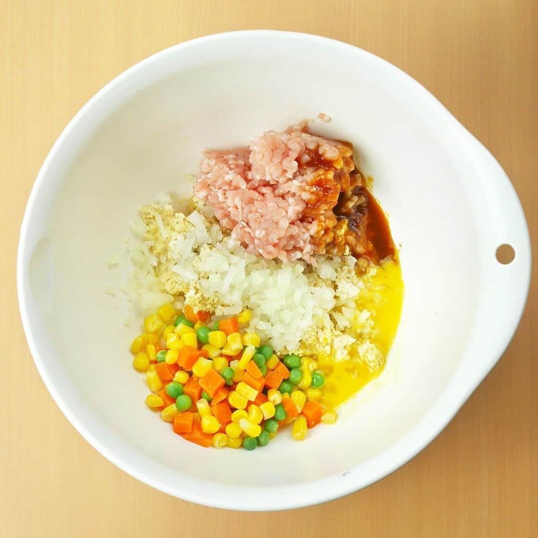 エバラ食品さんのインスタグラム写真 - (エバラ食品Instagram)「新感覚！オートミールを使ったハンバーグ . いま注目の食材オートミールに豆腐と鶏ひき肉、「 #黄金の味 」を混ぜて、あっさり味のハンバーグを作りました(*^_^*) . 食物繊維やたんぱく質・ミネラルを豊富にをバランスよく含んだオートミールは、腹持ちが良いのが特徴です。 . 加熱は電子レンジで行うので、とても簡単です＾＾お試しあれ♪ . ＜材料 2人分＞ 鶏挽き肉 100g 木綿豆腐 1/2丁(約150g) オートミール 30g たまねぎ(みじん切り) 1/4個 冷凍ミックスベジタブル 50g 溶き卵 1/2個分 エバラ黄金の味 大さじ2 ベビーリーフ、ミニトマト 適宜 . ＜作り方＞ 【1】豆腐はキッチンペーパーなどでしっかり水きりします。 【2】耐熱容器に【1】とオートミールを入れ、ヘラなどで豆腐をなめらかにすりつぶすように混ぜ合わせます。 【3】【2】にふんわりとラップをかけて、電子レンジ(600W)で約1分30秒加熱し、全体を均一に混ぜ合わせてから、粗熱をとります。 【4】【3】に挽き肉・たまねぎ・ミックスベジタブル・溶き卵・「黄金の味」を加え、粘りが出るまでよく混ぜ、たねの中の空気を抜いておきます。 【5】耐熱性のドーナツ型に【4】を隙間ができないようにしっかり詰め、電子レンジ(600W)で5～6分加熱して、できあがりです。 ※お好みでベビーリーフやミニトマトを添えてお召しあがりください。 ※ドーナツ型は直径7.5cm(6個取)のものを使用しています。 ※できあがったハンバーグは、粗熱がとれてから型からはずすと、きれいに取り出せます。 ※ドーナツ型がない場合は、成形したたねを耐熱皿に並べて、レンジで加熱してください。 . #エバラおいしいレシピ #エバラ食品 #おうちごはん #手作りごはん #レシピ #料理好きな人とつながりたい #今日のごはん #献立 #夜ごはん #お手軽レシピ #簡単レシピ #ハンバーグ #オートミールハンバーグ #オートミール #鶏ひき肉 #豆腐 #木綿豆腐 #たまねぎ #ミックスベジタブル #卵 #ベビーリーフ #ミニトマト #デリスタグラム #instafood #foodstagram #おうちでできること」2月18日 19時00分 - ebarafoods