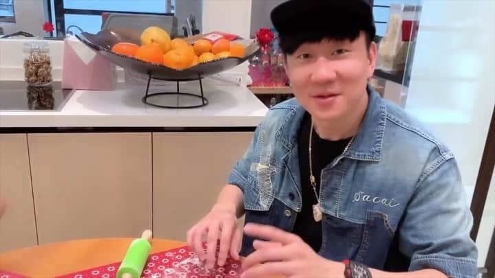 林俊傑のインスタグラム：「⠀ ⠀ 春節期間，竟然可以跟孫燕姿 @stefsunyanzi 一起包餃子！誰想吃的舉手🙋‍♂️！⠀ ⠀ My first dumpling experience with Stefanie Sun! Would you like to taste it?⠀ ⠀ 完整版 (LINK IN BIO)：https://youtu.be/TpTJQe-GHQk」