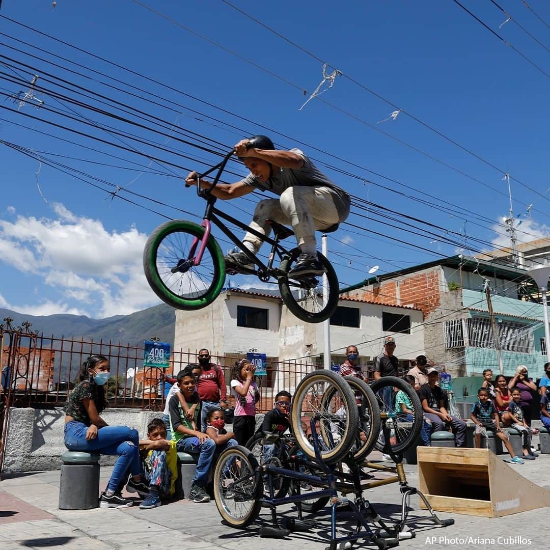 ABC Newsさんのインスタグラム写真 - (ABC NewsInstagram)「BMX racer Leudar Ruiz performs a stunt during a show marking the 400th anniversary of the slum of Petare in Caracas, Venezuela. #venezuela #bmx」2月18日 19時00分 - abcnews