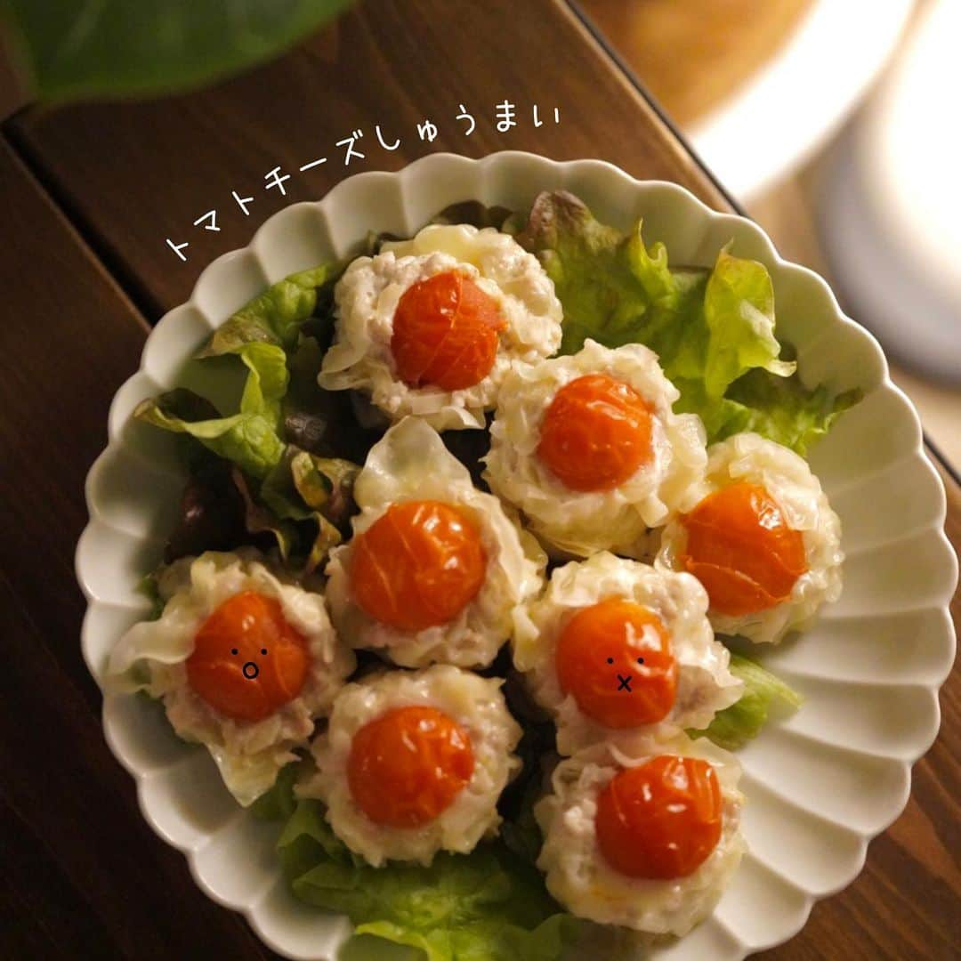 りこぴん🍅🍳のインスタグラム：「: 【スワイプでレシピあります▶️】  今日は急に気温が下がってひんやりしてますね☃️ 見た目もかわいいほっこりレシピで 少しでもみんなが温かい気持ちになれますように☺️  ぜひ作ってみてください✨  【トマトチーズしゅうまい】  ★材料（2人前） ・焼売の皮…10枚 ・ ひき肉…200ｇ  ・玉ねぎ…1/2個 Aすりおろし生姜…小1 A塩コショウ…少々 ・ミニトマト…5個 ・固形チーズ…適量 ・水…大さじ2  (作り方)  1. 玉ねぎはみじん切り、ミニトマトは半分に切り、固形チーズもシュウマイに入るくらいの大きさにしていきます。  2.ひき肉とみじん切りした玉ねぎ、Aの調味料を混ぜ合わせます。  3.焼売の皮に2と中にチーズを入れ、ミニトマトを上に乗せます。  4.中火にしたフライパンにオリーブオイルをひき、3を並べて2分ほど焼きます。焼き色が着いたら水を入れ、蓋をし、火が通るまで弱火で2分ほど蒸し火が通ったら完成です☆*°  (りこぴんのワンポイントアドバイス)  ★チーズは、とろけるチーズだと上手く包めないので固形のもの(キャンディーチーズなど)がオススメ!! ☆ひき肉は、なんのひき肉でも🙆🏻‍♀️ ★見た目が可愛い料理なので、可愛さが引き立つようなシンプルなお皿がおすすめ✨ 下に緑(葉物)をひくと彩りアップ♪  #りこぴんクッキング　#フードコーディネーター　#料理ライバー #グルメ  #健康 #美容 #オーガニック料理ソムリエ　#カメラ好きと繋がりたい #料理好きな人と繋がりたい #クッキングラム  #デリスタグラマー #ヘルシー #今日のレシピ　#トマトレシピ　#しゅうまいレシピ  #トマトチーズ」