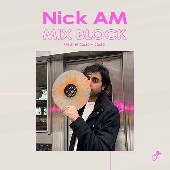 のインスタグラム：「今週のMIX BLOCKにNick AM登場！2月19日（金）22:30-23:30にエクスクルーシブミックスオンエア！  About Nick AM Nick AMことNick Momeni。マンハッタン生まれ、イラン移民の両親と育ち、彼のアートは家族のいさんと現代のカルチャーを結びつける。ニューヨークでは人気クラブWebster Hall, Soho House, Outputなど、東京ではVeronique、そしてDCのU Street Music Hallでプレイ。2020年にリリースした「Utopia」は合計100万回再生され、初ボーカルトラック「Wake Up」が東京のレーベルPhyloよりvinylリリース。2021年はActressのリミックスをリリース、これから注目するべきアーティストの一人だ。  アーカイブはblock.fmにて公開されます。 https://block.fm/radios/897」