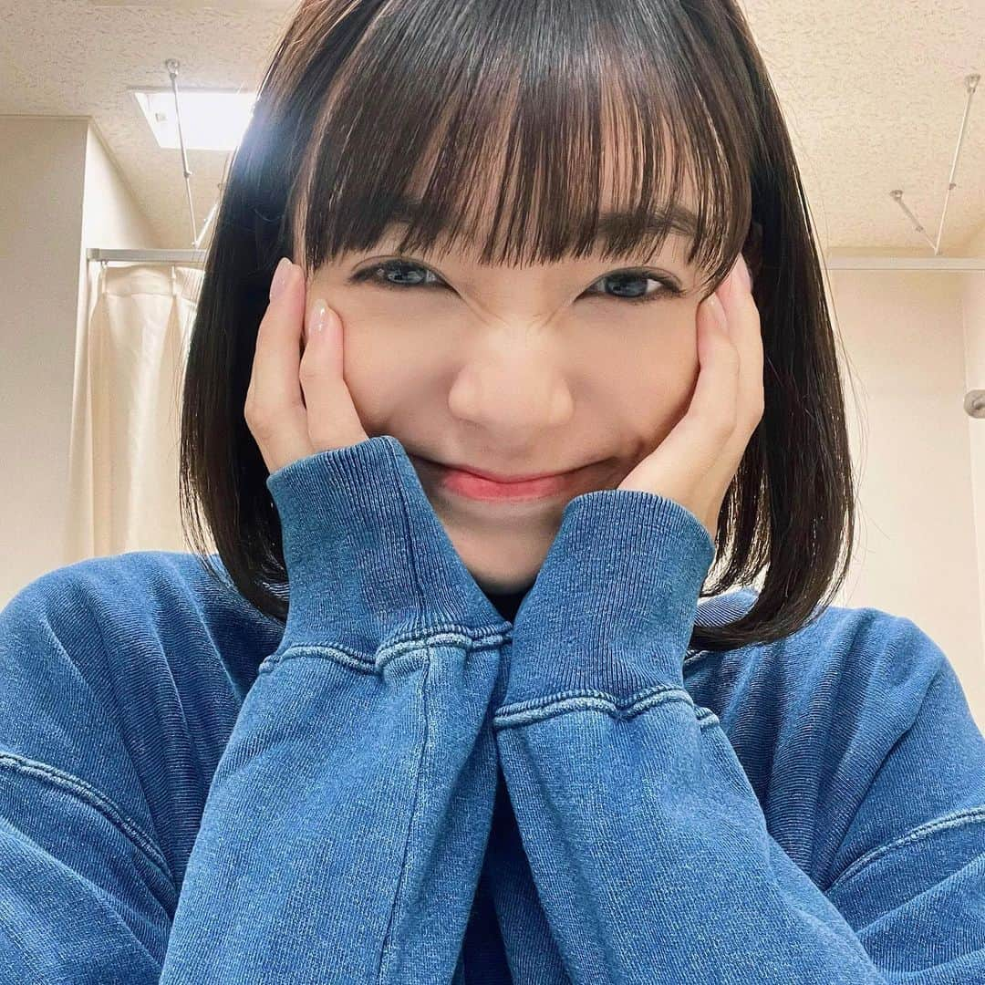 笛木陽子のインスタグラム：「おにぎりっ🍙ポーズのつもりです。﻿ ﻿ 昨日はViViの撮影でスタジオへ﻿ トレーニングページのモデルをしてきたよ~﻿ ﻿ 今日は寒かったけど﻿ 週末にかけて暖かくなるみたいだね🌷﻿ ﻿ 春仕様にしたくて物欲が出てしまう、、﻿ みんな最近何か買った？💭﻿ ﻿ ﻿ #撮影#モデル撮影#待機中#ポッキーぽりぽり#ボブ#ボブヘアー#スウェットプルオーバー#チャンピオン#おにぎりポーズ」