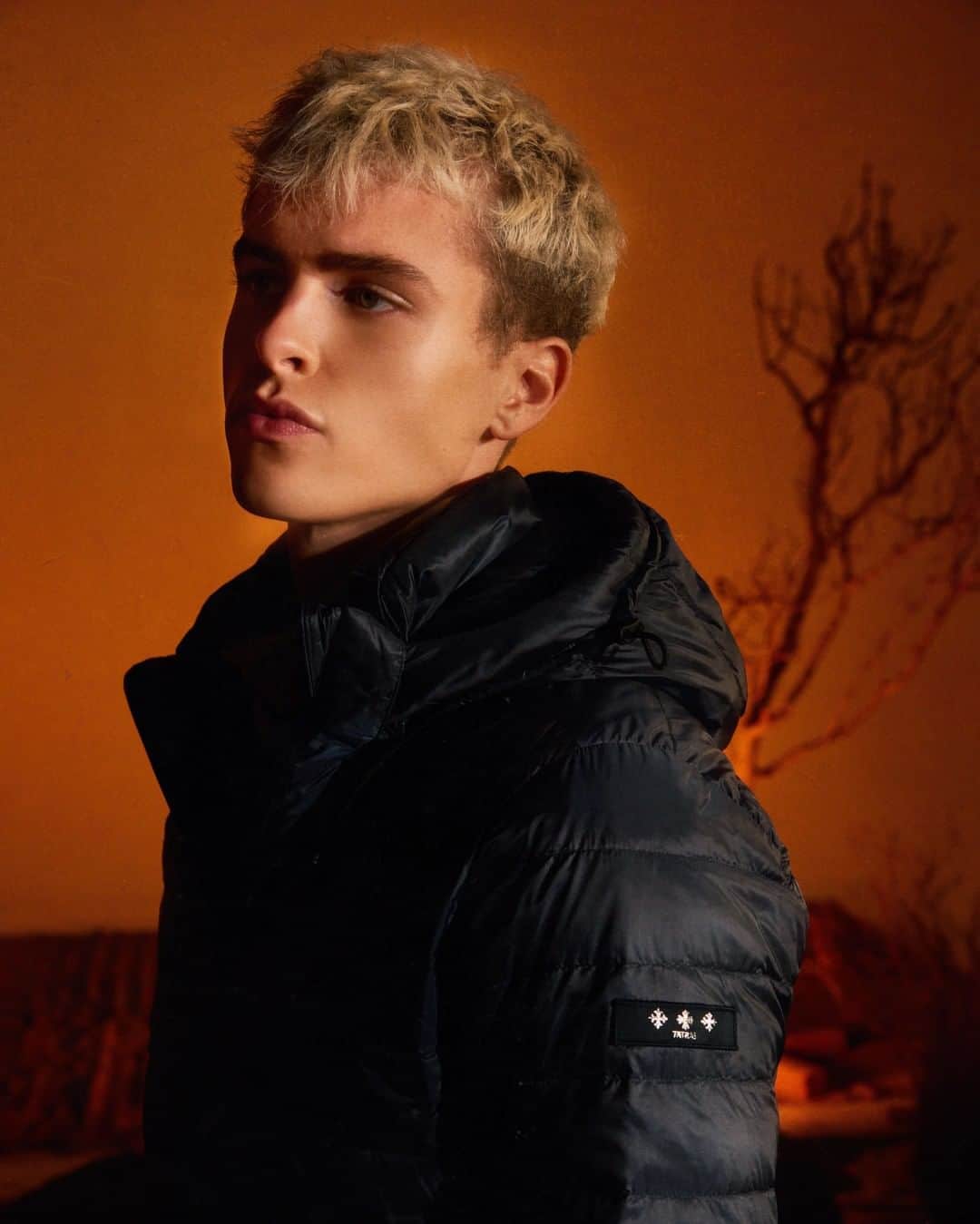タトラスのインスタグラム：「Unvailing TATRAS 2021 Spring & Summer Campaign visuals.   Introducing TATRAS's series of light down jacket from the latest collection that is perfect for this upcoming season.  Featuring light and packable man's down jacket ARES.   #Tatras #Tatrasofficial  #Tatraspeople  #downjacket」