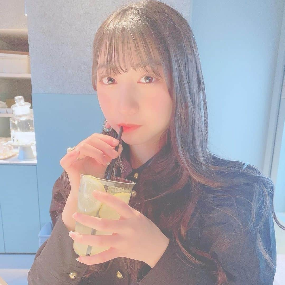 後藤陽菜乃さんのインスタグラム写真 - (後藤陽菜乃Instagram)「✿  レモネードって美味しい🍋❤︎  ⚠️写真撮る時だけマスク外してます🙇🏻‍♀️ #オルトカフェ #カフェ #cafe #ドリンク #レモネード #美味しかった #巻き髪 #ヘアアレンジ #キラキラピン #カフェ巡り #カフェ好きな人と繋がりたい #ootd #followｍe #idol #hkt48 #後藤陽菜乃」2月18日 18時55分 - pinachan._.0308