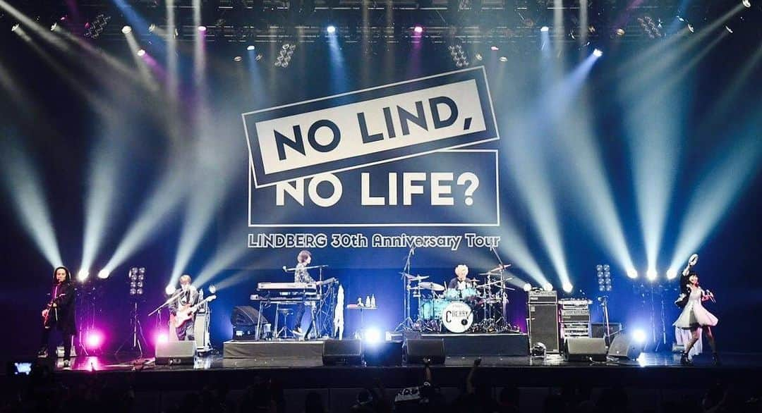 小柳“Cherry”昌法さんのインスタグラム写真 - (小柳“Cherry”昌法Instagram)「LINDBERG 30th Anniversary Tour 『 NO LIND, NO LIFE ? 』 ツアーグッズ通販のお知らせ  待望の30th Anniversary Tour グッズがオンラインショップにて予約受付販売となります！ しかも「30th Anniversary Tour 全公演達成記念」として「期間限定送料全国一律900円キャンペーン！」を開催！！ 予約受付は、2月20日からスタートとなりますので、是非こちらも楽しみにお待ちください！！  Tシャツはツアー会場販売よりサイズを豊富にご用意しました。 欲しいサイズが無かったという方も、ぜひこの機会にご予約下さい。 160、S、M、L、XL、XXL、XXXL  販売予約受付期間中、ご予約頂いた方には、30th Anniversary Tour 特典ファイルをプレゼント！ LITTLE WING 会員の方で5000円以上のお買い物をされた方には、さらに、保存されていたLINDBERGオリジナルグッズの中から1点をプレゼント致します！ どちらも数に限りがございます。在庫が無くなり次第、プレゼントは終了とさせて頂きますので、ご了承ください。  送料全国一律サービス期間 & 予約受付期間 2/20（土）～ 2/28（日）23:59まで 発送は3月中旬予定となります。  ＝＝＝＝＝＝＝＝＝＝＝＝＝＝＝ LINDBERG Official Goods Online Shop「LIND LAND」 https://lindberg.shop-pro.jp  ※ 2/18(木)18:00～2/19(金)23:59 まで、システムメンテナンスとさせていただきます。その間はお買い物いただくことが出来ませんので、予めご了承ください。 ＝＝＝＝＝＝＝＝＝＝＝＝＝＝＝  スタッフブログ https://ameblo.jp/flight-lindberg/entry-12657469897.html  LITTLE WING ご案内 https://www.flight-lindberg.com/fc_info/index.html  Instagramはリンク先に飛べないため、オフィシャルにてご確認をお願い致します。よろしくお願い致します。  ﻿#30th_anniversary﻿ #LINDBERG﻿ #リンドバーグ﻿ #渡瀬マキ﻿ #MakiWatase﻿ #平川達也﻿ #TatsuyaHirakawa﻿ #川添智久﻿ #TomohisaKawazoe﻿ #小柳昌法﻿ #MasanoriKoyanagi﻿ #Cherry﻿ #LINDBERGデビュー30周年﻿ #LINDBERG30」2月18日 18時56分 - cherry_drummer