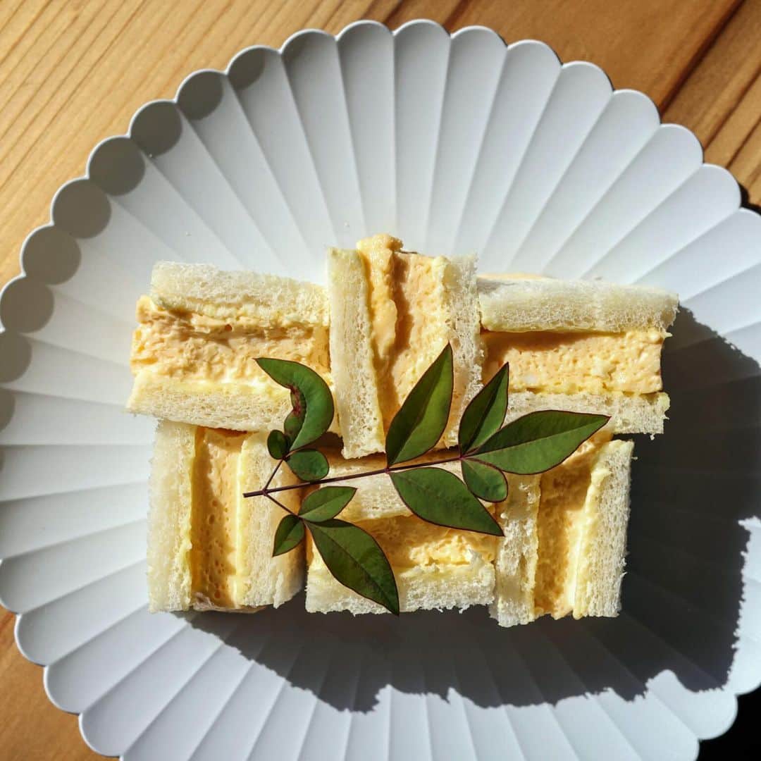 Hanako公式さんのインスタグラム写真 - (Hanako公式Instagram)「カフェノハナシin KYOTO ☕️﻿ いつもどこかのカフェで過ごしているという、インスタグラマーきょんさん @kyon_tokiiro が、京都のカフェ＆喫茶店を案内するウェブ連載。﻿ ﻿ 📍今回訪れたのは〈The Unir coffee senses〉 京都を代表するコーヒーロースター〈Unir〉のフラッグシップショップ〈The Unir coffee senses（ザ・ウニール コーヒーセンシズ）〉。一言で表現するとここは、「珈琲が珈琲らしい味わいを発揮できる場所」。また、他店にないここだけメニューも多数提供しています。 ﻿ 舌の力だけでとろけてしまうほど繊細なのに、中に詰まった力強い風味に思わず声が漏れてしまったこのたまごサンド。出汁の風味がジワリと溢れ出すその瞬間の幸福感たるや、まさに昇天される勢いで…。きっと注意散漫状態で食べても、気がつけば全集中させられてしまうはず🥪🥚  〈The Unir coffee senses〉 ■とろけるたまごサンド 1,100円 ■京都府京都市東山区桝屋町363-6 ■11：00～18：00(17：30L.O.） ■水休 ﻿ #Hanako #Hanako_magazine #京都カフェ #京都グルメ #coffee #coffeegram #カフェ巡り #京都喫茶 #京都ランチ #カフェ部 #cafe #sandwich #喫茶店 #☕ #喫茶部 #喫茶巡り #カフェ部 #TheUnircoffeesenses  #TheUnircoffee #東山カフェ #京都コーヒースタンド #ホットサンド #たまごサンド」2月18日 18時57分 - hanako_magazine