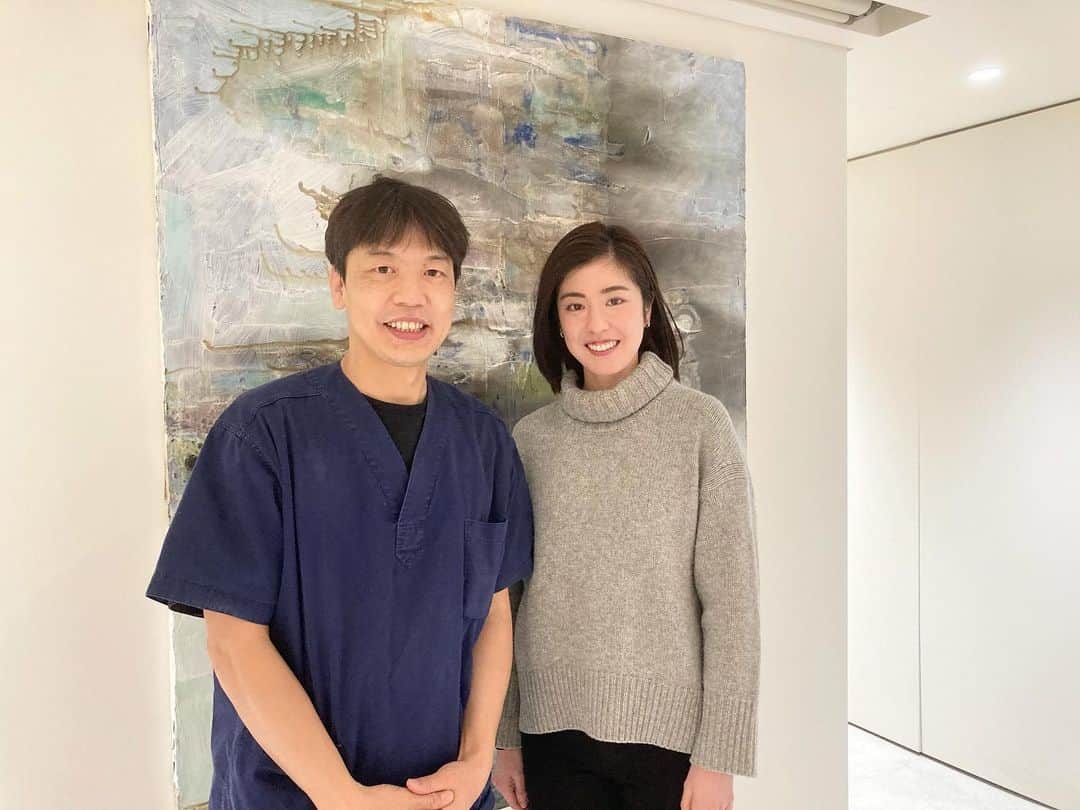 栗原文音のインスタグラム：「長年お世話になっている佐本先生♡ やっと昨日矯正 @aoyamarorthodontics が終わりましたー✌️ とっくの昔に終わってきれいになってるけど、 私のわがままで細かいとこまでこだわって 完璧を突き詰めてくださいました🥺💓 ずっとコンプレックスだった歯並びが… こんなにきれいになるなんて、 本当にやってよかった😭 本当に歯🦷は命っ！！ そしてプライベートでもよくしていただいて、 優しい佐本先生に出会えて嬉しいです✨ 病院の素敵な空間も大好き♡ 一つ一つおしゃれで素敵♡ こんな家に住めたらなっていつも思っちゃう🤣💓  佐本先生、本当にありがとうございました！ 矯正は終わったけど、定期的にこれからも たくさん通わせてもらいます😁✨ プライベートでもこれからもよろしくお願いします😆😆 #矯正#青山アール歯科#青山一丁目#歯は命#佐本先生#素敵な空間」