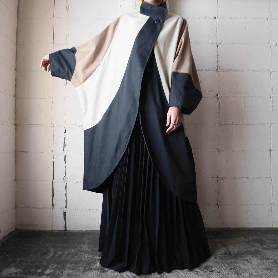 吉祥寺 古着屋 Orfeoのインスタグラム：「. Tricolor Stand Collar Coat  #orfeo #kichijoji #tokyo #vintage #used #fashion #coordinate #outfit . . .  お問い合わせはインスタグラムのプロフィール掲載のメールアドレスにお願いいたします。コメント、DMでのお問い合わせは受け付けておりませんのでご了承ください。 ONLINE SHOPの商品も店頭にてご購入頂けます。気になる商品がございましたらスタッフにお声掛けください。 . 新型コロナウィルス感染症予防対策を徹底して営業しております。 ご来店の際はマスク着用、手指消毒にご協力ください。」
