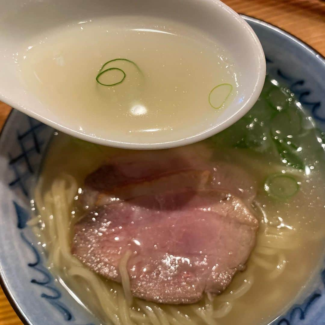 佐野優子さんのインスタグラム写真 - (佐野優子Instagram)「. 地元のお店🍶 . 外は雪が吹雪いてたから温かいものが体にしみる〜😚 . 鴨ラーメンが絶品です🦆🍜♡ . #ぼくらの食堂 #鴨ラーメン」2月18日 18時59分 - yuko12345