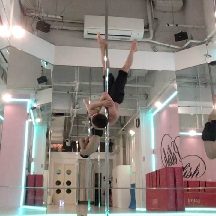 のインスタグラム：「Inspired by @pole_shapes 🙏✨ . . . . . . . #dance #dancer #performance #performer #training #workout #sport #practice #studio #gym #fitness #flexiblility #strength #bendy #muscle #balance #handbalance #japan #japanese #tokyo #東京 #roppongi #六本木 #polish #ポールダンス #ダンス #トレーニング #ポールダンサー」