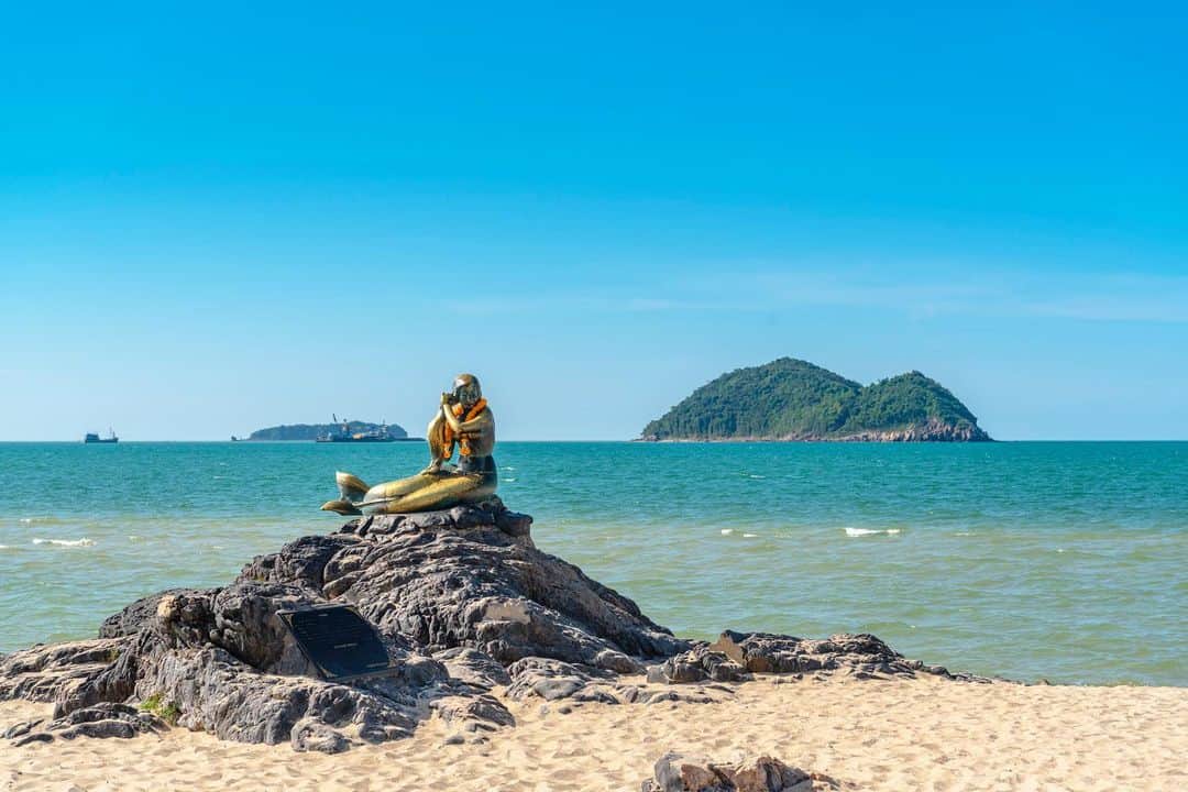 タイ国政府観光庁さんのインスタグラム写真 - (タイ国政府観光庁Instagram)「・﻿ ／﻿ 🇹🇭タイの秘境を巡る旅へ✈️﻿ まだ知られていないタイはここ❗﻿ ＼﻿ ﻿ 毎週木曜日は、まだまだ日本では知られていないタイの秘境スポットをご紹介🤫✨﻿ ﻿ 今回は、サーファーたちが集う隠れた名所「サミラビーチ」へ🏃💨﻿ ﻿ 人魚姫の銅像が佇むサミラビーチがあるのは、タイ南部・マレー半島のソンクラー県💁‍♀‍他のエリアのシーズン後も、大小さまざまな波が立つこのビーチへ多くのサーファーがやってきます🏄‍♀️初心者も楽しめる場所なので、サーフィンに挑戦してみたい方にもおすすめ✨﻿ ﻿ また最近では、セラピーの一環「オーシャンセラピー（サーフセラピー）」にも適したビーチとして挙げられています🐚💕﻿ ﻿ #タイ #ソンクラー #サミラビーチ  #タイビーチ #サーフィン  #サーフィン好きな人と繋がりたい  #サーフスポット #オーシャンセラピー #サーフセラピー #海のある風景 #こんなタイ知らなかった #もっと知りタイ #タイ旅行  #旅好きな人と繋がりたい #旅行好きな人と繋がりたい #海外旅行 #thailand #songkhla  #samilabeach #hiddengems #thaibeach #surfingthailand #surfing  #amazingthailand #thailandtravel #thailandtrip #thai #thaistagram #lovethailand﻿」2月18日 19時01分 - amazingthailandjp