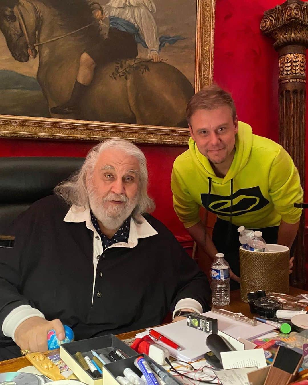 Armin Van Buurenさんのインスタグラム写真 - (Armin Van BuurenInstagram)「It was an incredible honour to meet one of my big heroes and one of the founders of what we now call the electronic music scene. After I took a PCR test, I met him in his house and asked him loads of questions and I'm even more amazed than I was before I met him. A day I will never forget. Vangelis was a huge inspiration for me to start making music myself. As a little kid, I remember listening to his great works when my father played it loud in the house, like Chariots of Fire, Opera Sauvage, Antarctica & Blade Runner. I still listen to his music a lot.」2月18日 19時02分 - arminvanbuuren