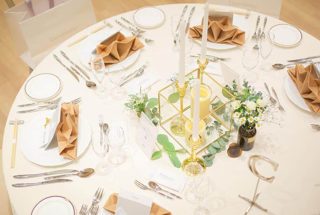 結婚式場ブランレヴュー宇都宮アクアテラスのインスタグラム：「.﻿ ゲストテーブルもとびっきりおしゃれに♡﻿ ﻿ テーブルクロスやナフキンは﻿ 数十種類ある中からおふたりらしくカスタマイズ＊﻿ ﻿ おふたりらしい空間創りを楽しめます♩﻿ ﻿ キャンドルや小物を使って大人ナチュラルに！﻿ ------------------------------------------﻿ ﻿ ＼当日予約OK！／﻿ 2月28日までのご来館で最大120万お得に！﻿ ﻿ 衛生対策徹底中！﻿ 安心してご見学いただけます！﻿ 挙式日の変更も可で安心の結婚式を！﻿ ﻿ ご来館でギフト券最大10000円プレゼント⭐︎﻿ ﻿ 詳細は下記▽▽﻿ https://www.dearswedding.jp/blancrevue/fair/﻿ ﻿ リニューアルしたNewチャペルのご見学もお楽しみに♩﻿ ﻿ プロフィールからご覧いただけます！ @blancrevue_wedding」