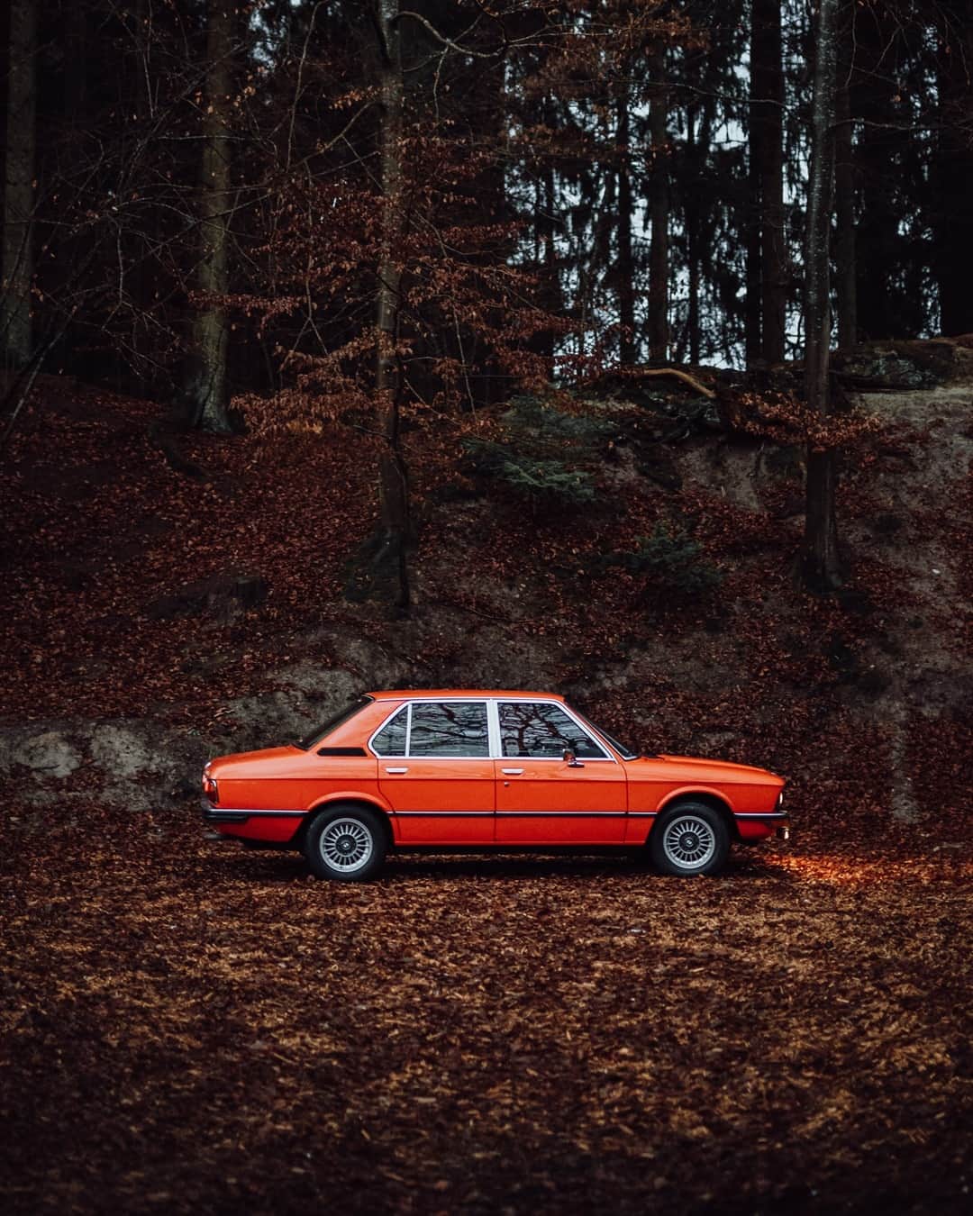 BMWのインスタグラム：「Forester at heart. The first generation of the BMW 5 Series. #BMW #5Series #BMWClassic #BMWrepost @bmwjogge @bmwclassic」