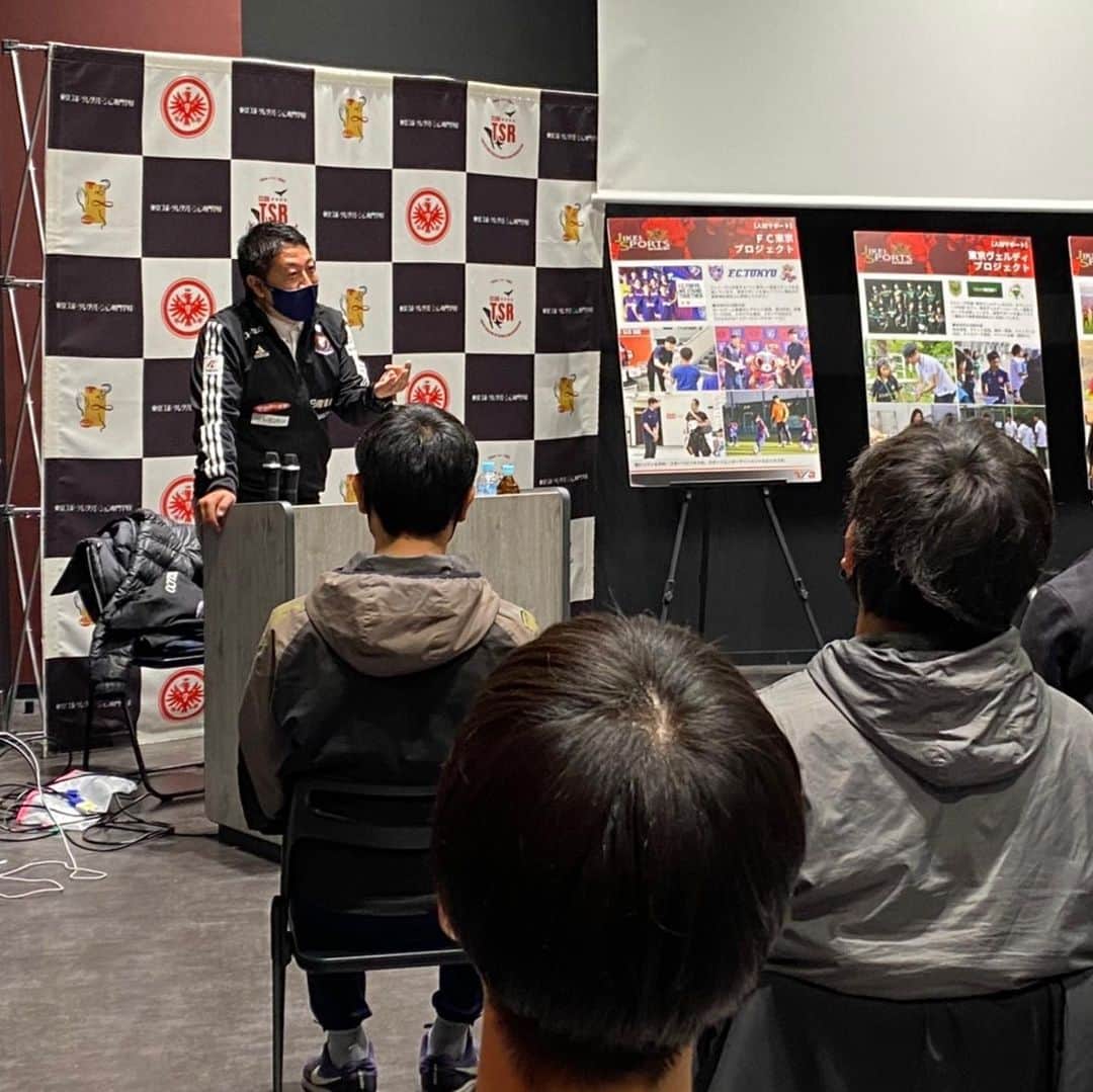 東京スポーツ・レクリエーション専門学校さんのインスタグラム写真 - (東京スポーツ・レクリエーション専門学校Instagram)「サッカーコーチ２年生の最後の授業は特別授業でした。  ＴＳＲ卒業生で横浜Ｆマリノスでスクールコーチを務める前波さんがもうすぐ卒業する学生たちに熱いメッセージを送ってくれました。  プロのサッカーコーチとしての厳しさと同時に、前波さんのマリノスに対する愛情、マリノスサッカースクールに通う子どもたちに対する愛情の大きさを感じることができて、２年生にとって価値あるお話を聴くことができました。  ちなみに現サッカーコーチ専攻担任の伊藤先生は、前波さんが学生だった時の担任の先生でした👀‼️  #サッカーコーチ #横浜ｆマリノス  #スクールコーチ #最後の授業 #特別授業」2月18日 19時06分 - jikeitsr