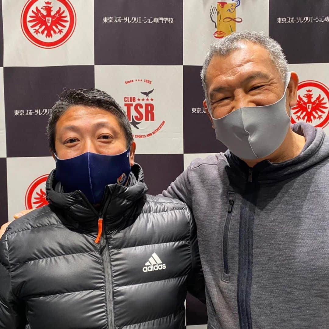 東京スポーツ・レクリエーション専門学校さんのインスタグラム写真 - (東京スポーツ・レクリエーション専門学校Instagram)「サッカーコーチ２年生の最後の授業は特別授業でした。  ＴＳＲ卒業生で横浜Ｆマリノスでスクールコーチを務める前波さんがもうすぐ卒業する学生たちに熱いメッセージを送ってくれました。  プロのサッカーコーチとしての厳しさと同時に、前波さんのマリノスに対する愛情、マリノスサッカースクールに通う子どもたちに対する愛情の大きさを感じることができて、２年生にとって価値あるお話を聴くことができました。  ちなみに現サッカーコーチ専攻担任の伊藤先生は、前波さんが学生だった時の担任の先生でした👀‼️  #サッカーコーチ #横浜ｆマリノス  #スクールコーチ #最後の授業 #特別授業」2月18日 19時06分 - jikeitsr