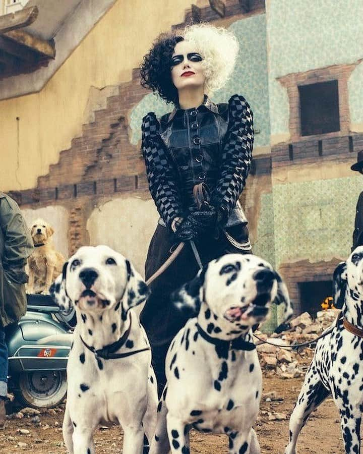 ELLE UKさんのインスタグラム写真 - (ELLE UKInstagram)「The trailer for #Cruella is here and Emma Stone's spooky English accent is everything 🐾 🐾 🐾 LINK IN BIO」2月18日 19時07分 - elleuk