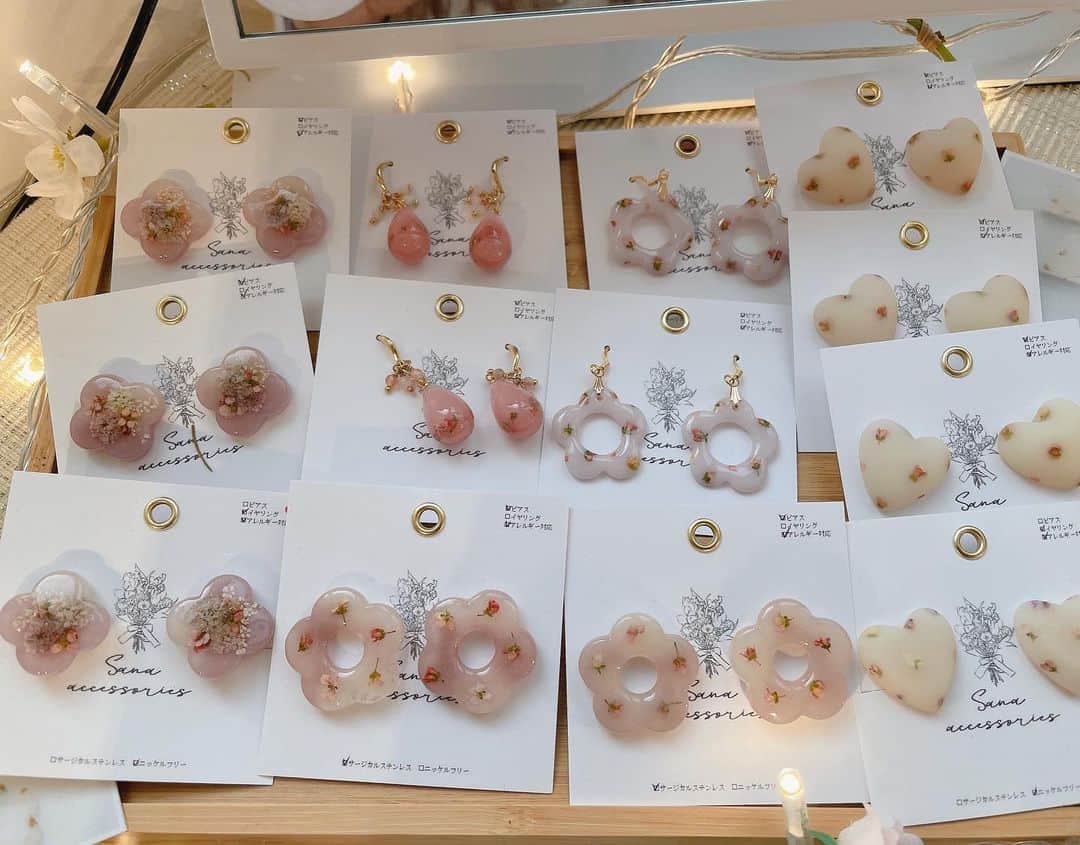 Fleur Fleurのインスタグラム：「今次Lalune🌝市集裏面嘅其中一個品牌: sana accessories 😘🦋  展示嘅飾物有針耳環同埋夾耳環 當然仲有非常之受歡迎嘅iPhone case 想睇現貨嘅朋友仔記得上嚟睇啦💗🌸  記得follow埋我哋市集嘅IG Account接收最新最快市集嘅資訊 👉🏻 @lalune_accessoriesjp 😍👏🏻👏🏻👏🏻」