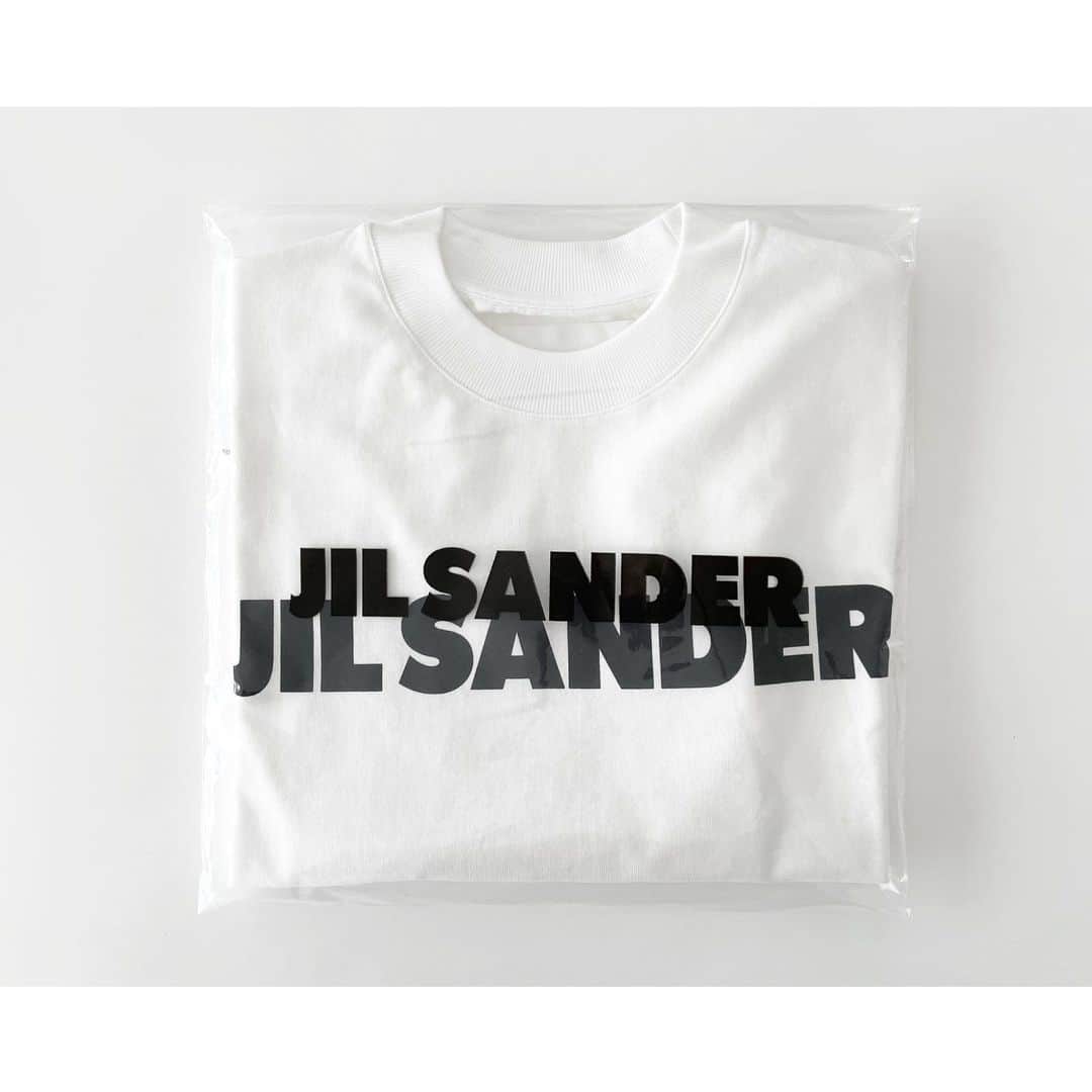 kumiのインスタグラム：「今季狙っていたジルサンダーのTシャツ。 生地感もすごく良くて、何よりシルエットが美しい…！  @importselect_musee でお得に購入。 ✈︎ ROOMにも載せています☺︎♡  何度もご紹介させて頂いている 楽天市場のお店で大好きなmuseeさん。 ( 勝手にPRです🌿笑 )  覗くと欲しいものが見つかる、罪なお店＊＊  #jilsander」
