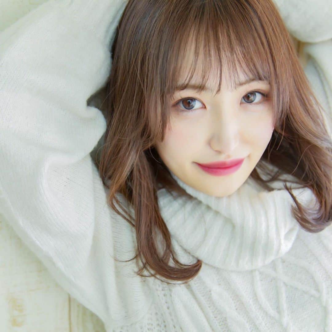 餃子のりさちゃんのインスタグラム：「真っ白の服が似合う女の子になりたい🌟」