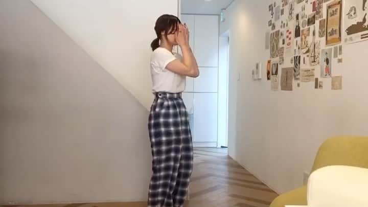 赤木 桃 #ちゃんものインスタグラム：「⚡️【音量注意&recruit】📢  さて、2月も残すところ10日となりました。 東京LIMネイリストの応募締め切りは2月28日です。  @virth_lim @yuovirth_lim では一緒に働く仲間を募集しています🎉 いつもInstagramをみてもらってる感じで大体わかっていただけるかと思いますが私たちは働くお店の雰囲気・環境をとにかく大事にしています😌 気になった事はそのままにしないこと、些細なことでもいいなと思ったらお互いを褒める事、それぞれの趣味を肯定し興味を持つこと、美味しいものを共有すること🍪  とかそんなことを、無意識にみんながやっていて、いつも、いつも＆いつも、素敵なお店で素敵なスタッフたちと働いているな〜と感じています。私の行動のガサツさも大後輩たちが何度でも注意してくれます。ほんとすみません😅  スタッフそれぞれがお客様との関係をいろんな形で築けており、愛し、愛されている姿を見るのが私が店長として、ディレクターとして働く上での喜びです🌸  ネイルという最も(といっても過言ではない)個人戦なお仕事ですが、私はLIMのネイル&アイラッシュにはなんだかチーム感を感じています。もう8年LIMにいますので、このチーム感は間違いない感覚だと思います。  ネイリストの募集は不定期です。この機会にぜひ、ご応募ください✌🏻その際は、LIMのこと、私たちのデザインや大切にしていることをしっかり調べてから応募してもらえたら嬉しいです👍🏻 新しい仲間に面接でお会いできますことを、心から楽しみにしています🤩  ⚠️これは相当前のスタッフ送別ムービーです📽歴代スタッフの皆様、掘り起こしてすみません。笑  【採用条件】 ・正社員（フルタイムで働ける方） ・LIM Nail School卒業生、又はネイリストとして実務経験のある方、又は実務経験はなくてもJNECネイリスト技能検定2級以上をお持ちの方 ・心身ともに健康な方 ・LIMの雰囲気・コンセプトを理解できる方  給与：基本給￥176000+歩合（昇給あり・年一回決算賞与あり） 休暇：週2回（定休日含む）夏期冬期休暇あり 福利厚生・社会保険完備 勤務地：東京  【応募方法】 履歴書を郵送してください。  ✔︎内容 ①履歴書 ②写真2枚（全身・バストアップ） ③LIMを選んだ理由 ④自分が作った作品の写真、チップ3〜4枚、ポートフォリオなど  ✔︎募集締め切り 2021年2月28日(日)  ✔︎送り先 〒150-0033 東京都渋谷区猿楽町4-6 代官山宝ビル2F yuovirth+LIM 赤木宛  【採用までの流れ】 履歴書確認後、お電話で面接のご連絡をします。 面接終了後、技術チェックをする場合があります。後日合否のご連絡を致します。  質問等ありましたらお気軽にDMください📮  #LIM #ネイリスト求人 #ネイリスト募集 #recruit #virthlim #yuovirthlim」