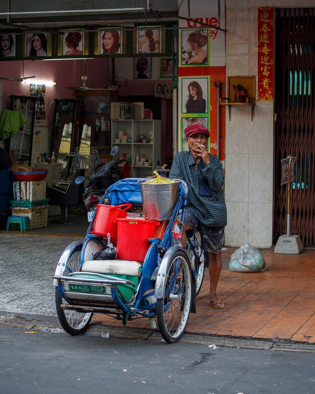 Shunsuke Miyatakeのインスタグラム：「A man taking a smoke break before carrying a lot of luggage in a cyclo, Phnom Penh, Cambodia」
