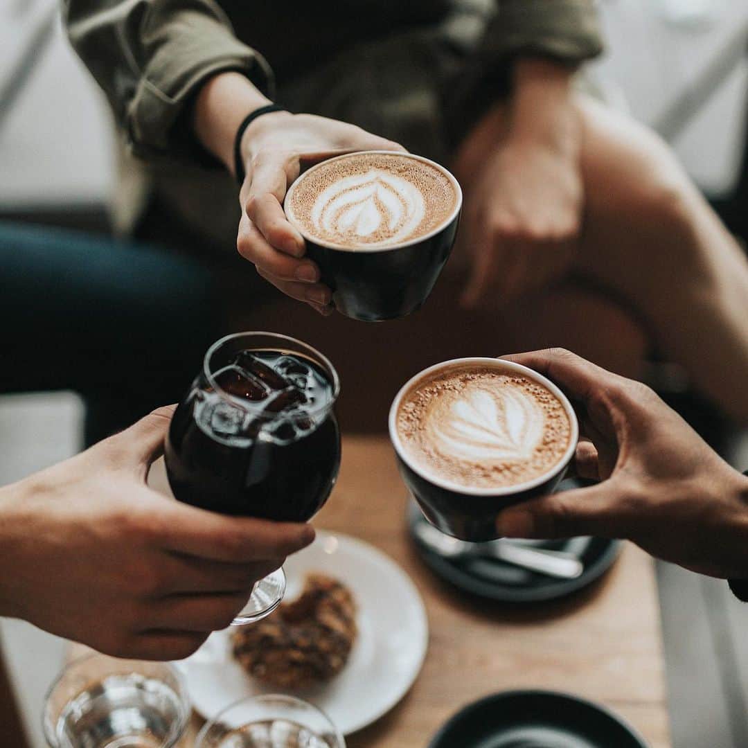 De'Longhi Sverigeのインスタグラム：「Fika [fee-ka]. ☕️  Ett ögonblick att sakta ner och uppskatta de goda sakerna i livet. #delonghi #seriousaboutcoffee #kaffekärlek #coffeelove」