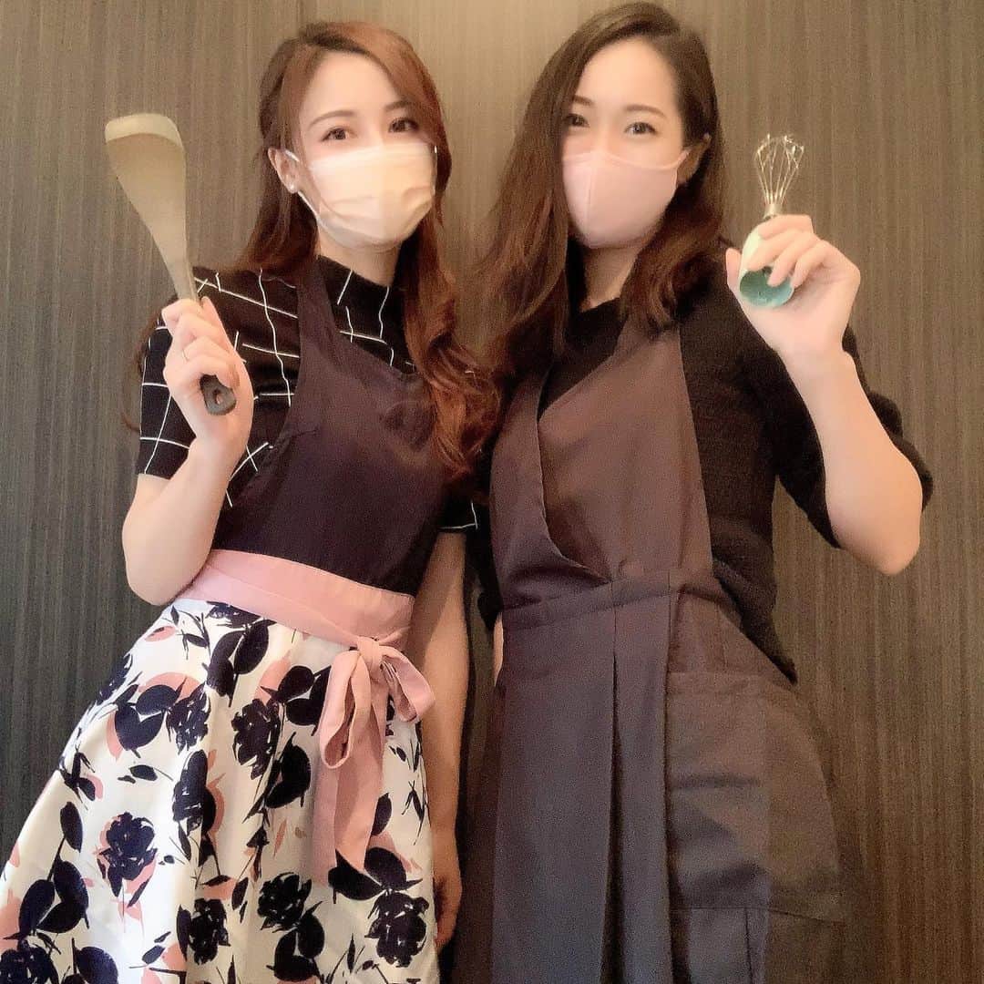 Chihiroのインスタグラム：「バレンタインに フォンダンショコラを手作りした時の。 友達と作るとあっという間に出来るし楽しいし最高🙋‍♀️  バレンタインディナーも頑張りました💯  エプロンはフランフラン🌷 これ可愛いしアイロンかけなくても着れていいよね😘 @francfranc_official   可愛いくてシワにならないエプロン沢山欲しいな💓 形から入るタイプ🙋‍♀️  🍓バレンタインメニュー🍓 ・赤ワインだけで煮込んだビーフシチュー ・苺とマスカルポーネ、ルッコラのサラダ ・タコのミンチパスタ〜コリンキエにて ・カブのオリーブオイル塩 ・コンソメスープ ・デザートはフォンダンショコラ❤️  #バレンタイン手作り #バレンタイン料理  #バレンタインチョコ  #おうちクッキング #お菓子作り #イメージコンサルタント  #イメージコンサルタント東京 #美人百花 #美人百花flowers」