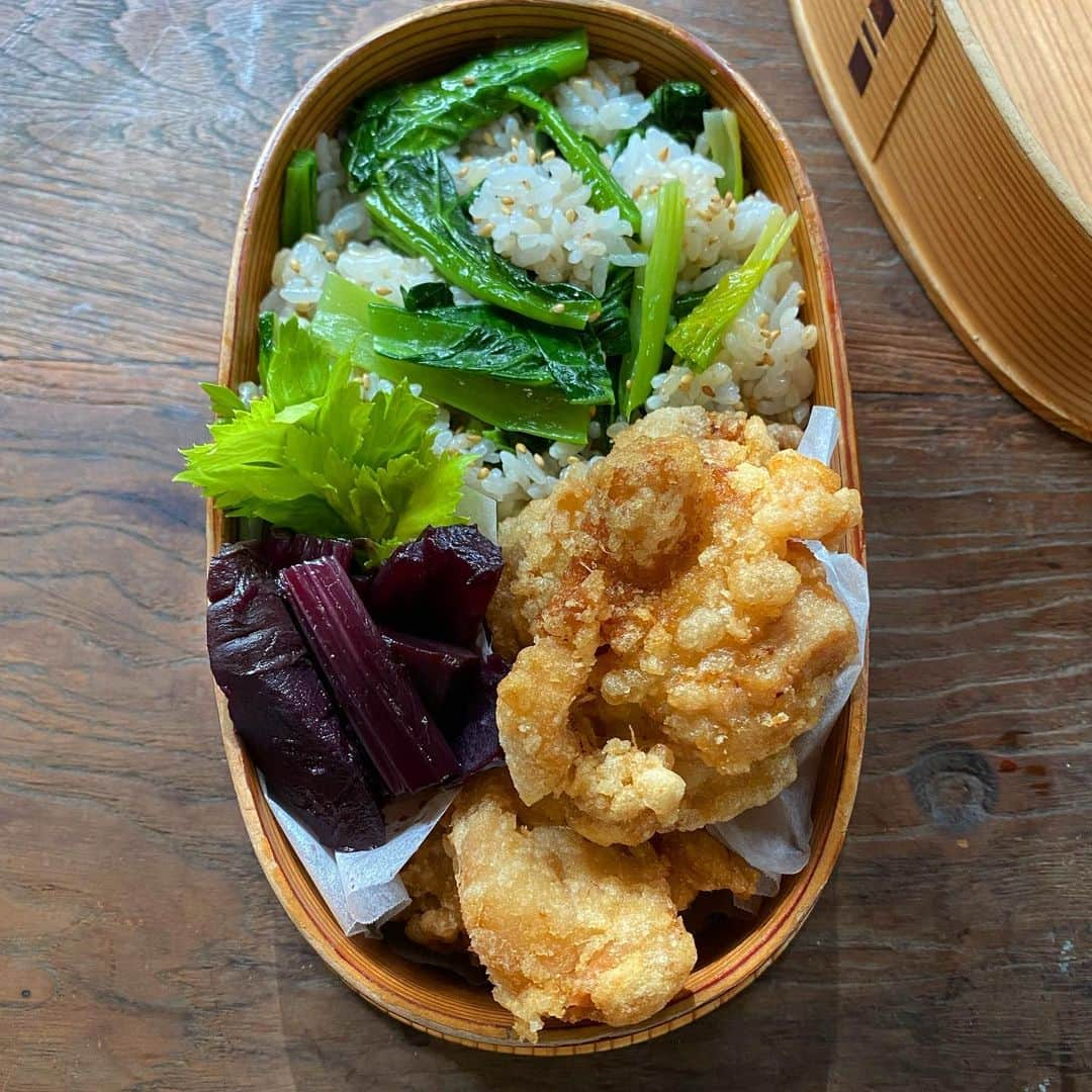 aomojiさんのインスタグラム写真 - (aomojiInstagram)「今日のお弁当  小松菜入り混ぜご飯 唐揚げ 紫人参とセロリ煮塩味  2021.2.18曇り寒い日😨  #お弁当#わっぱ弁当 #大人弁当#サラメシ弁当 #旦那弁当 #日々のこと ＃有機野菜＃オーガニック#obento #japanesefood #foodstagram #yummy #foodporn #life #aomojibento」2月18日 19時11分 - aomoji