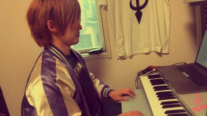 加部輝（ウルトラ寿司ふぁいやー）のインスタグラム：「ヒゲダンさんで俺が1番好きな曲  「SWEET TWEET」  ギタリストが拙いピアノで弾き語ってみました。  #Official髭男dism  #髭男  #ヒゲダン #SWEETTWEET #歌ってみた #キー爆下げw」