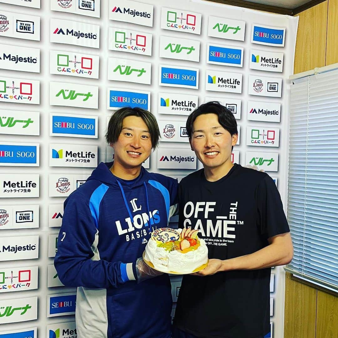金子侑司さんのインスタグラム写真 - (金子侑司Instagram)「16日は源田の誕生日で ケーキを渡す役を させてもらいました🎂  げん、おめでとう🐱✨  キャンプも残りわずかですが、 最後まで気を抜かず 頑張ります‼︎🐾」2月18日 19時13分 - kaneko_yuji_7