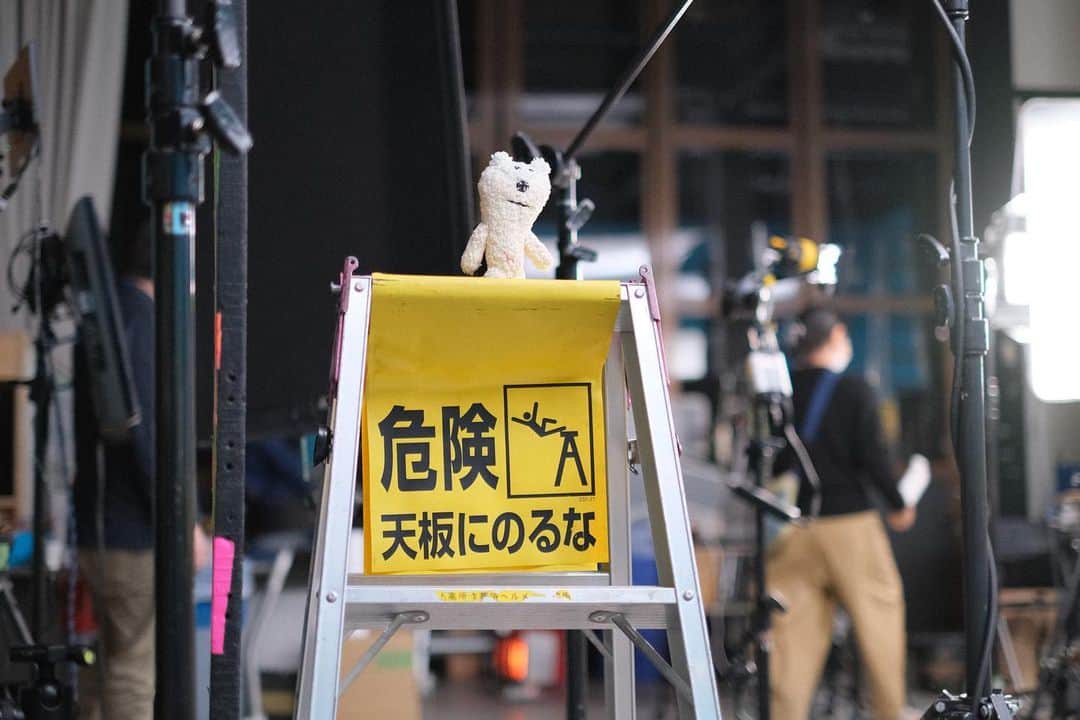 合田経郎のインスタグラム：「いろんな人がいる。なにやってんだ？ #あおしろう #あおしろうのひとり探検隊」