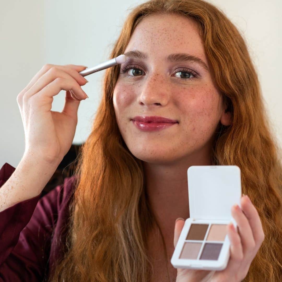 rms beautyのインスタグラム：「. フォーエバーアイシャドウクワッドは、4色のスタイリッシュなカラーが詰まったアイシャドウパレット。  rms beauty のアイシャドウは、非加熱で製造しているため、パウダーでありながらしっとりとした質感とツヤを演出。保湿成分も豊富に配合しているので、乾燥が気になる季節でも肌に密着し絶妙にブレンドイン。  ブラシでのせると優しい発色に、指で磨くように重ねていくと輝くようなツヤ感が、そして水で湿らせたブラシを使うとより発色を強調します。  モデル使用カラーは右下のクレイトンです。」