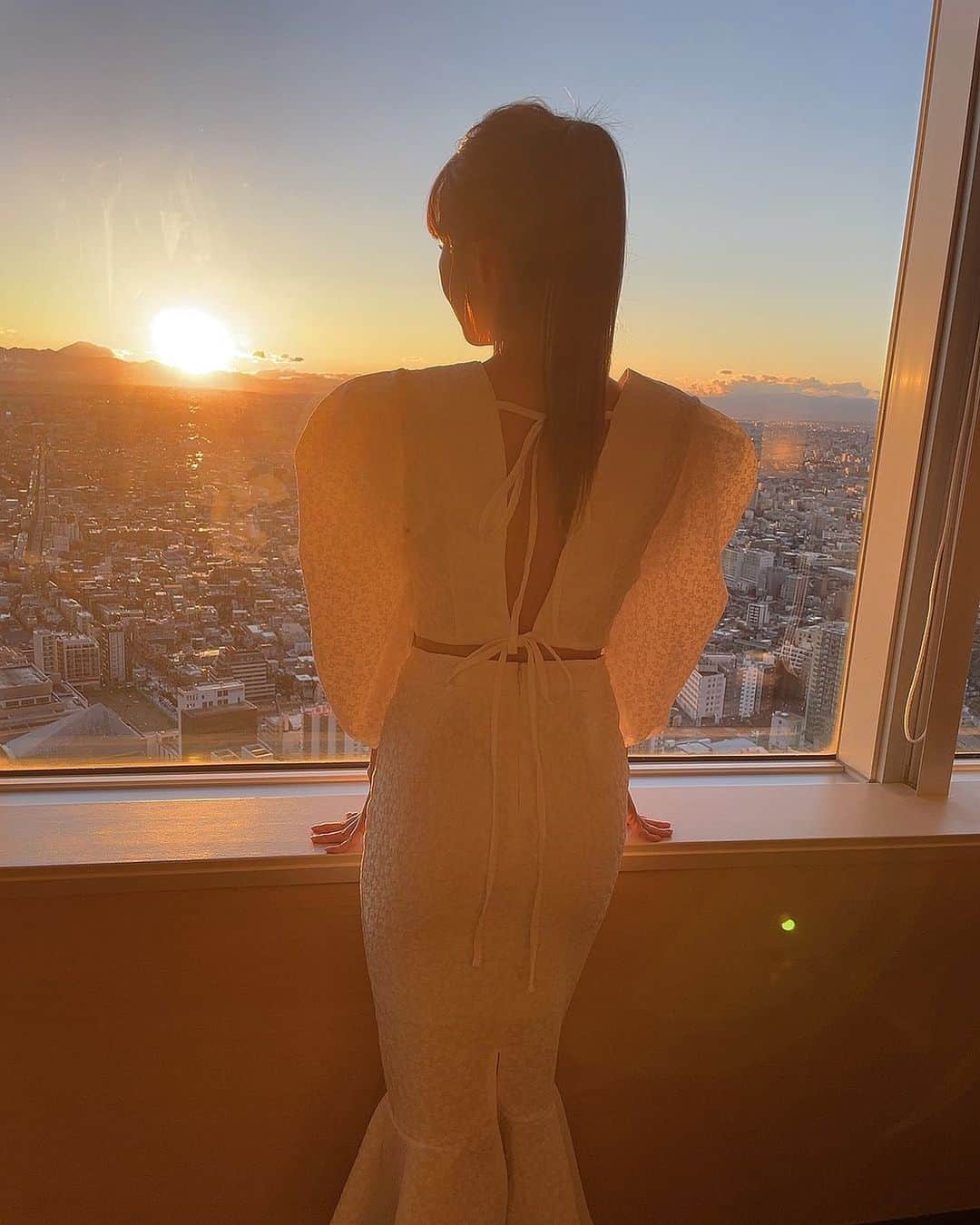 椎名美月さんのインスタグラム写真 - (椎名美月Instagram)「撮影で着たこのお洋服可愛すぎてお気に入りです。前から見ても可愛いのです。 @omekashe   この日は大雨だったんだけどその後のこの夕日が最高でした🥰一人で興奮していると撮影のスタッフさんが撮ってくれました😢優  #洋服 #韓国 #韓国ファッション #東京 #tokyo #夕陽 #空」2月18日 19時26分 - mizkiss