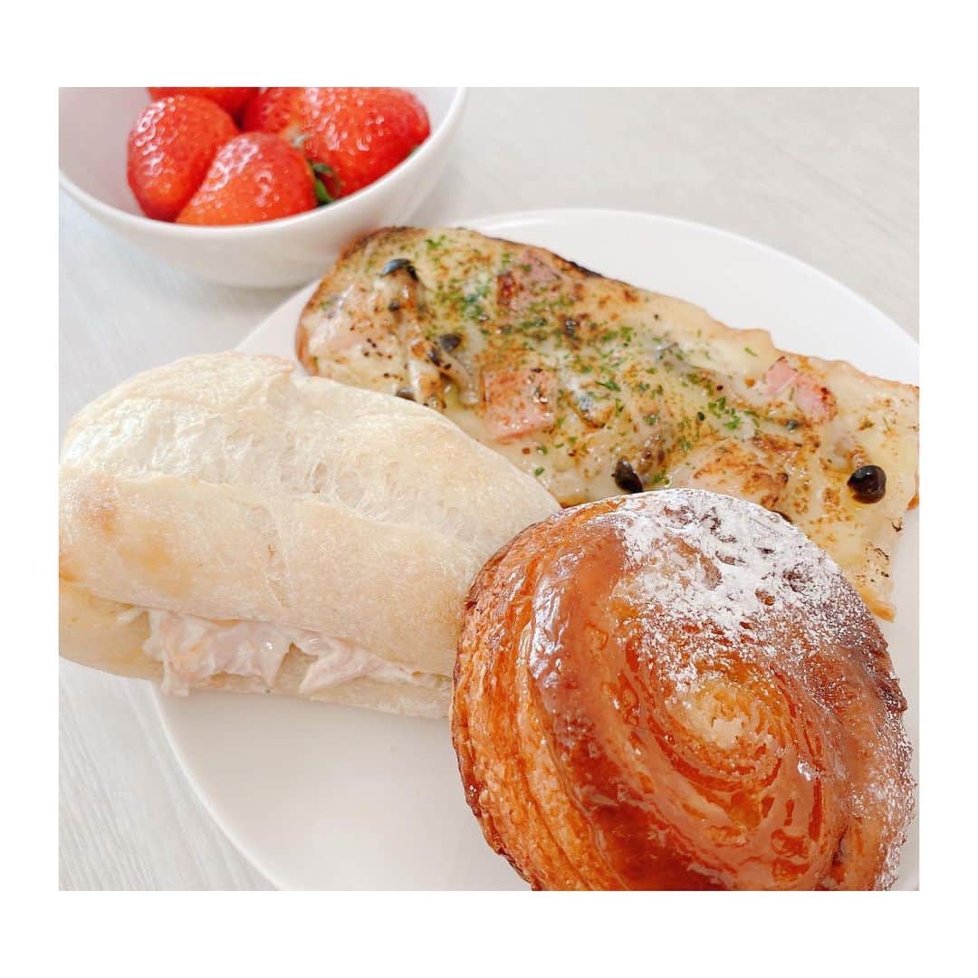 のインスタグラム：「ずっと行きたいなあって思っていたブーランジェリーエストさん🥐💓この前ようやく行けました💡  アヒージョ風味のパンやモチモチのサンド、大好きなクイニーアマン…全部美味しかったなぁ✨  素敵なご夫婦にも癒されました🥰  何かと辛抱が必要な時ですが、美味しいものに助けられているので、飲食店の皆さんには本当に感謝です🍽 ありがとうございます✨  今日も皆さん1日お疲れ様でした💐🧸  #香川#高松」